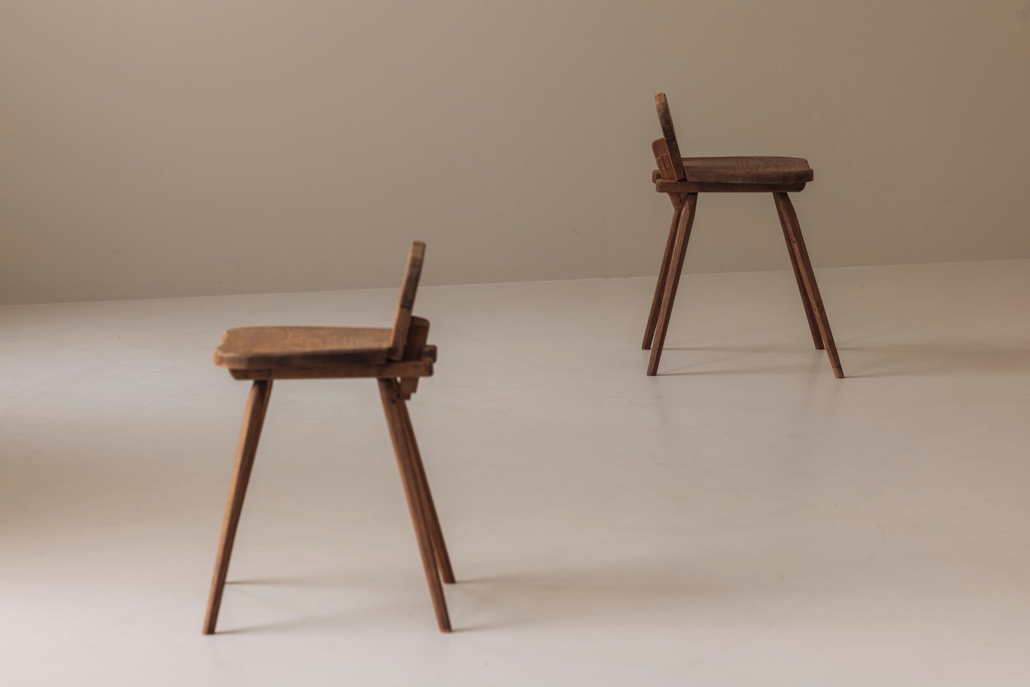 Sculptural pair of French solid oak side chairs from the 1950s — close-up