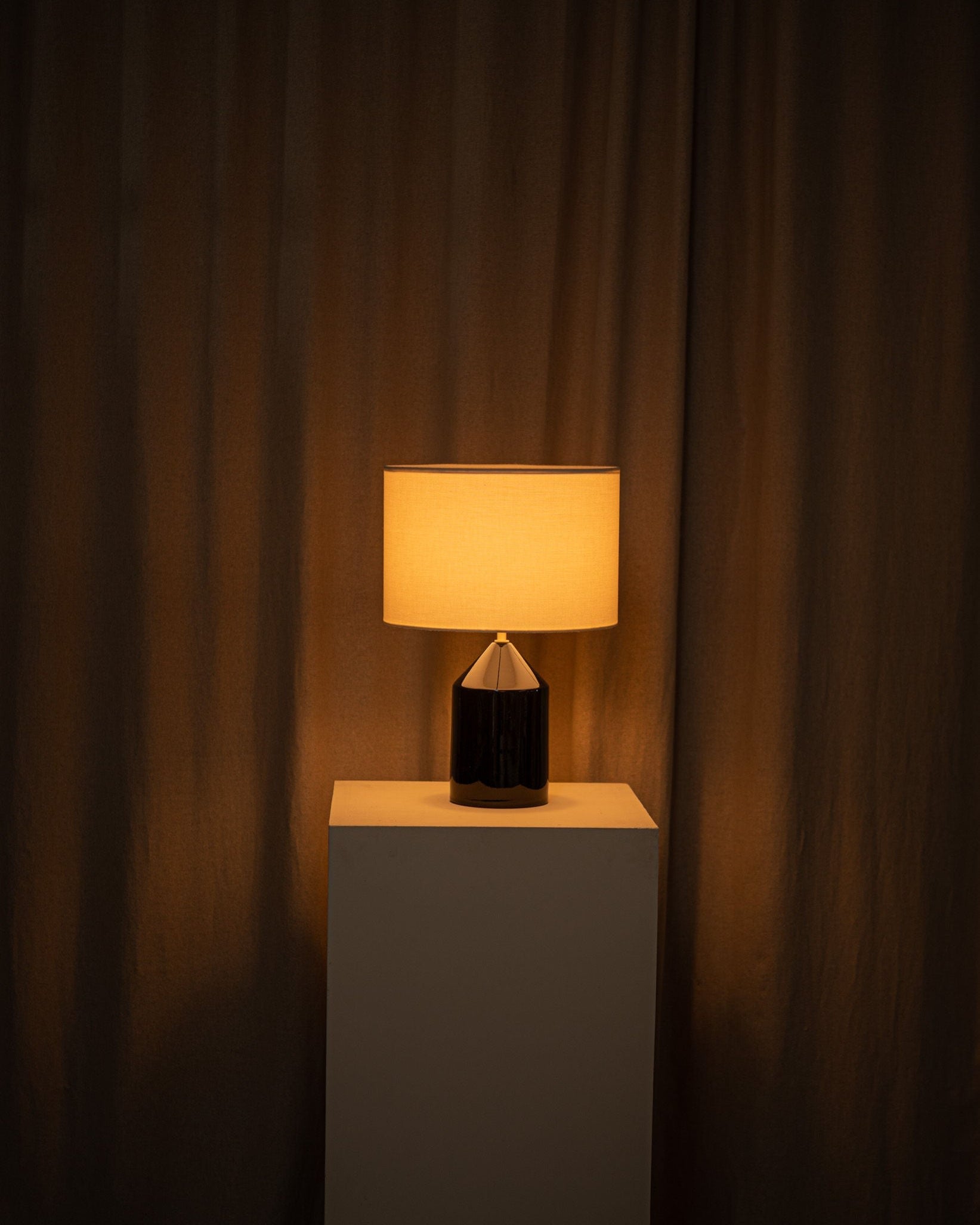 'Josef' Table Lamp in Black Ceramic — detail view