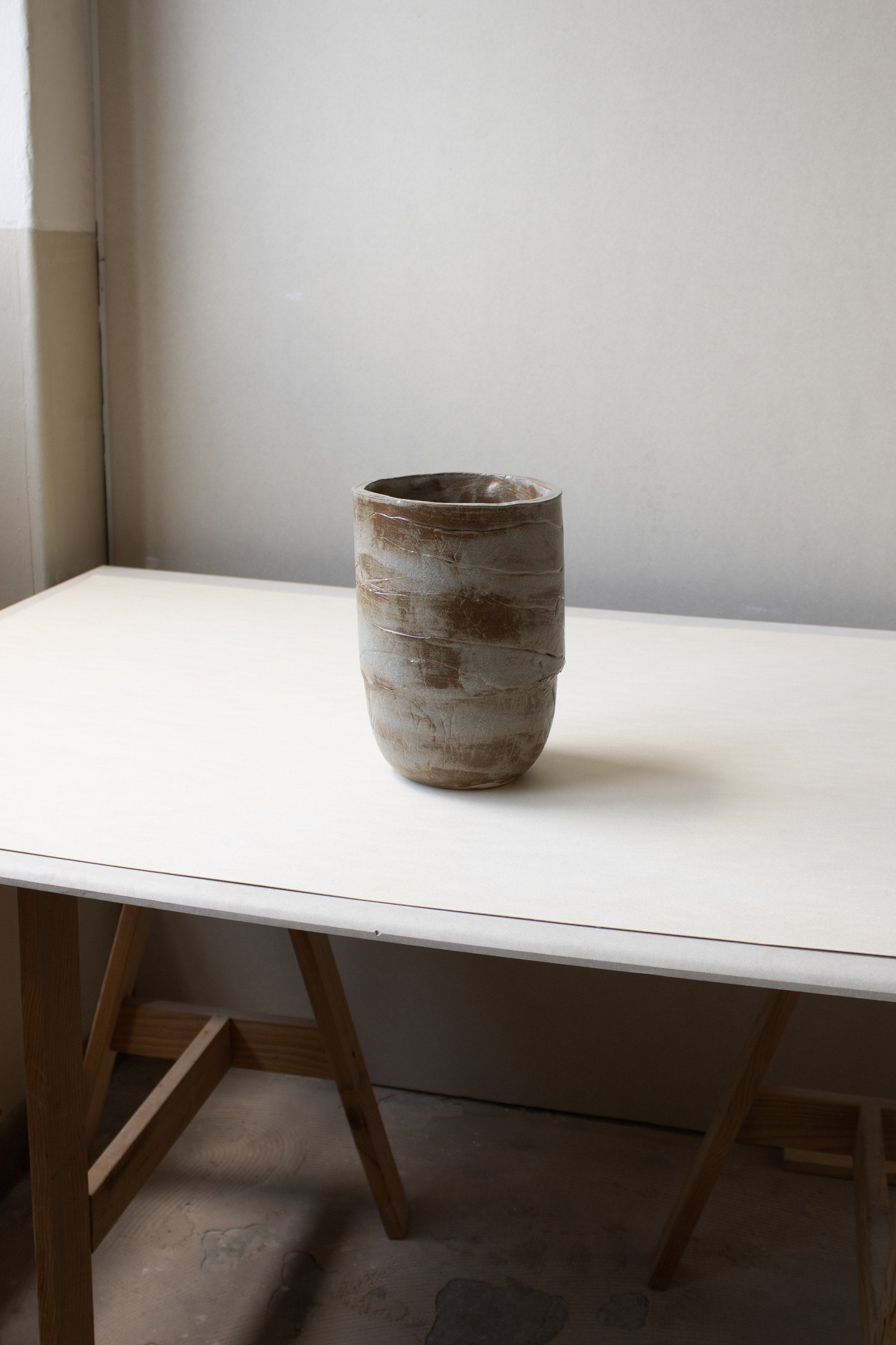 Vase / Gris — side angle