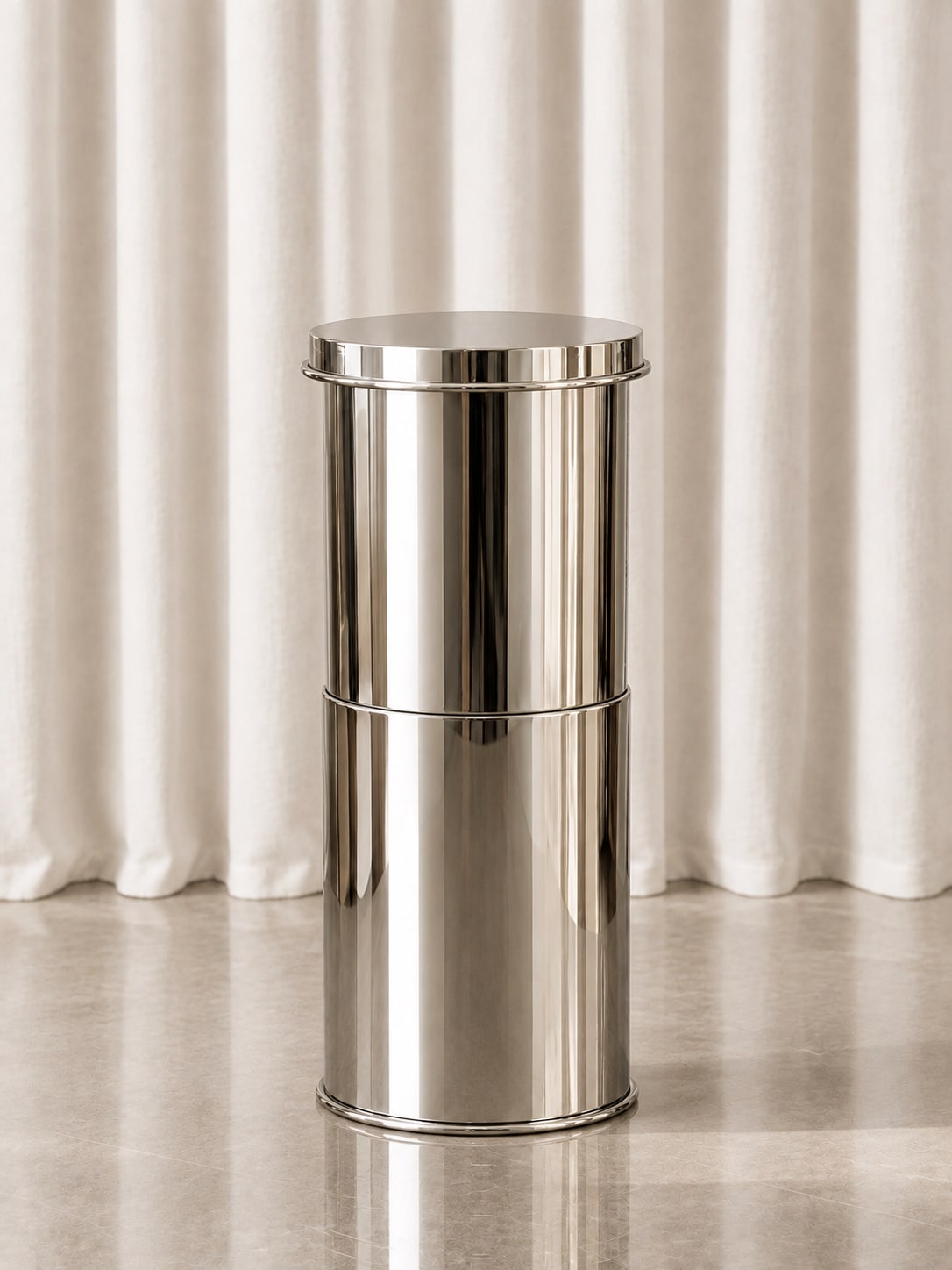 Cylindrical Side Table in Metal and mirror-polished metal - Plinth/ Pedestal — detail view