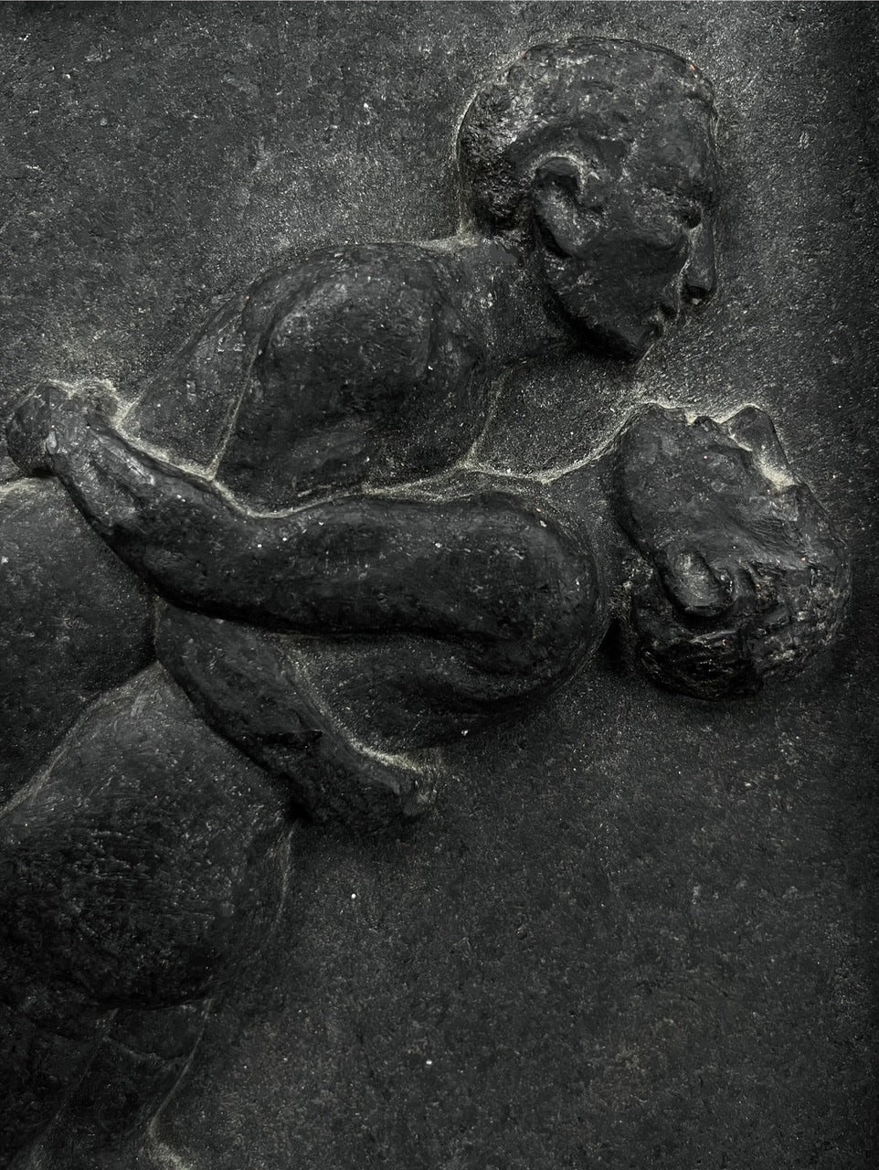 "Lutteurs", Sculpture en relief en pierre