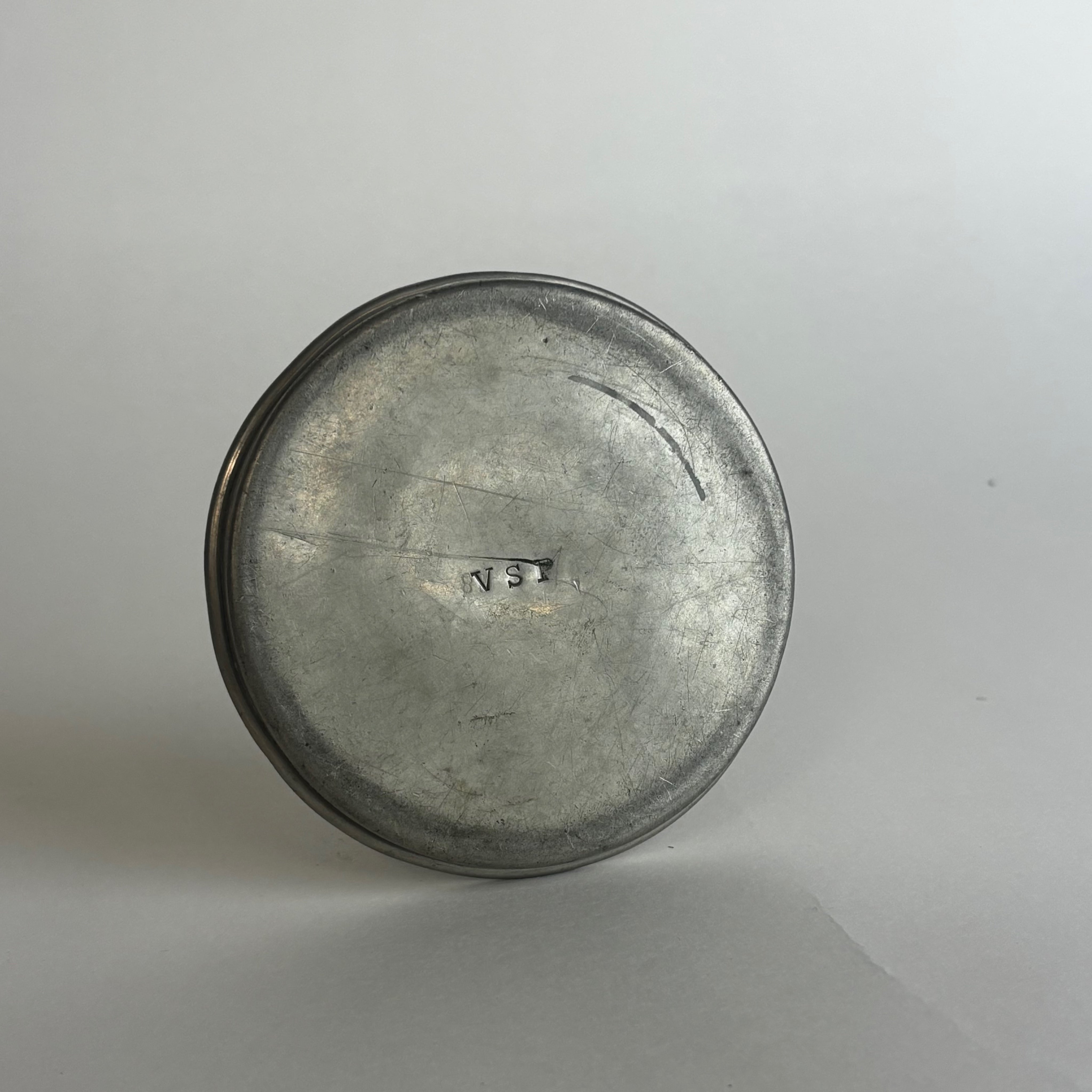 Anna Petrus, Svenkst Stenn, Pewter Dish w/ Leger Figure — detail view
