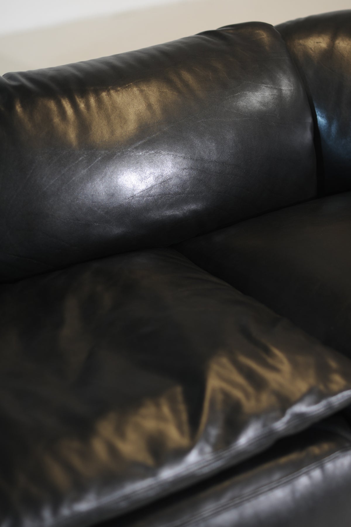 Alberto Rosselli for Saporiti Bold Sculptural “Confidential” Sofa, Italy 1970 — lifestyle setting