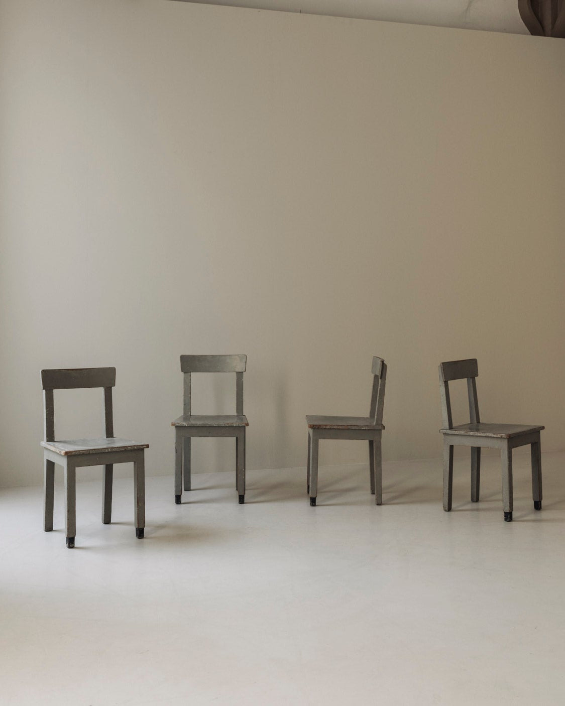 Set of 4 Rationalist Wooden Dining Chairs in the Taste of Giuseppe Pagano, 1940s — detail view