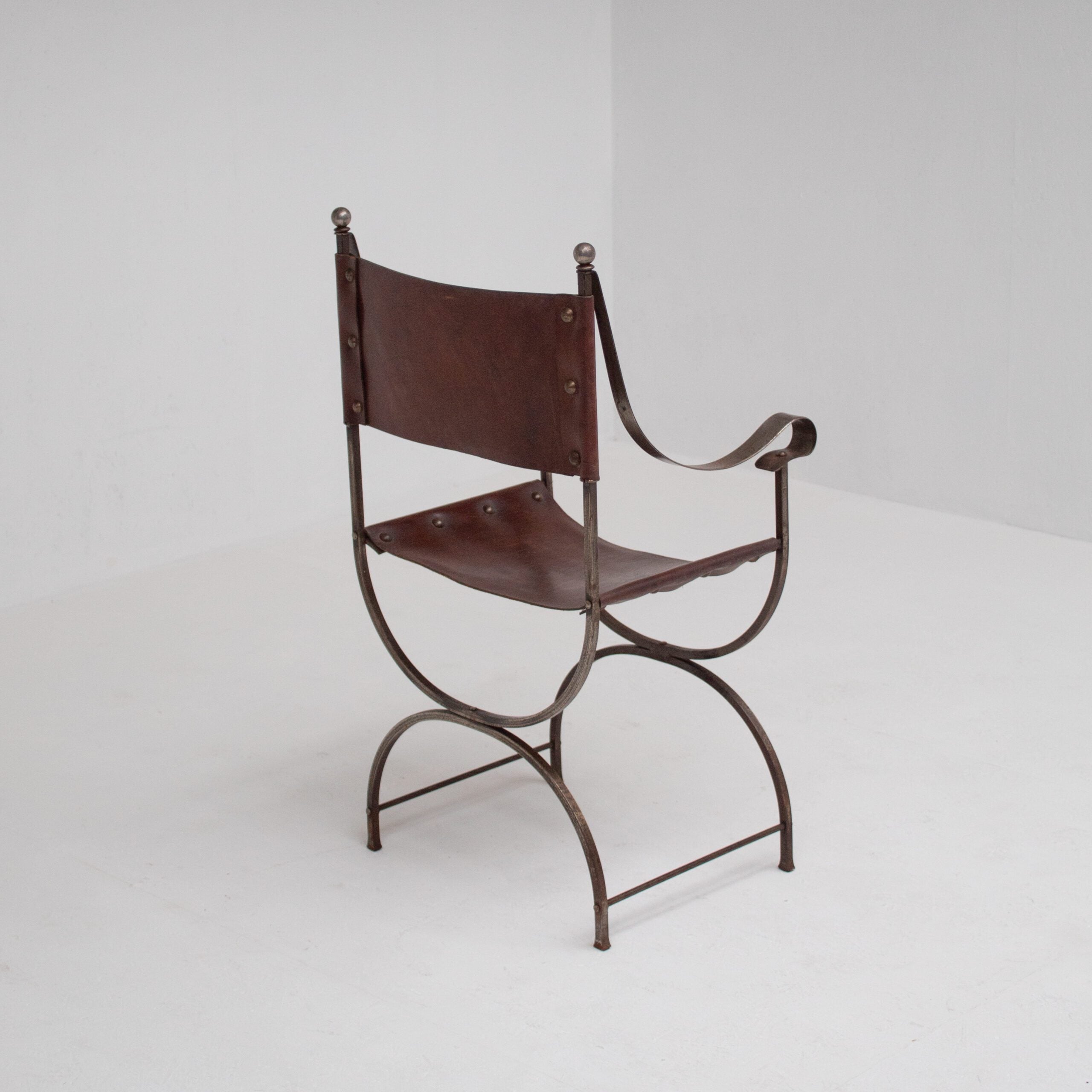 Paire de chaises curules en fer avec assise en cuir