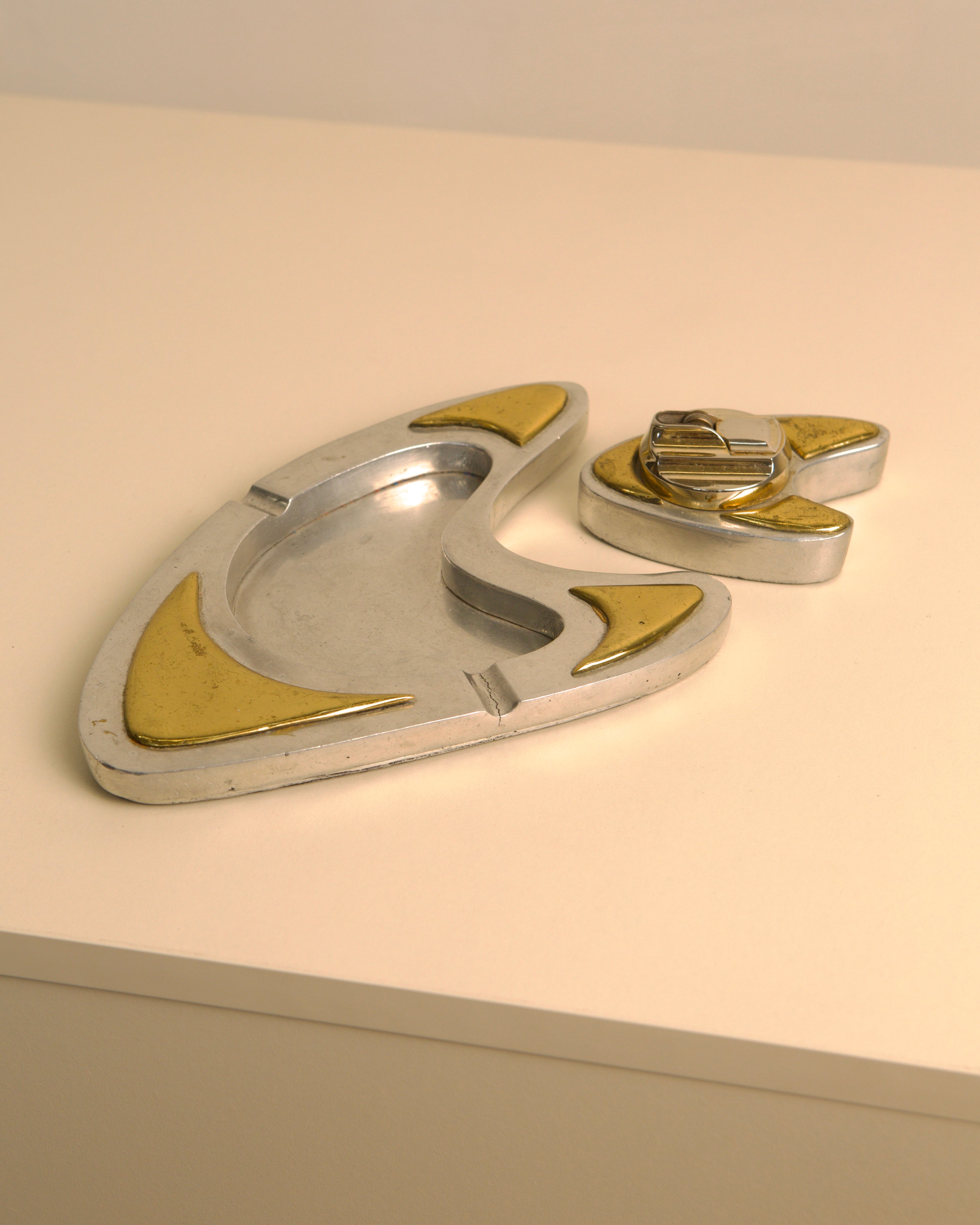 Ensemble de cendrier et briquet des années 60