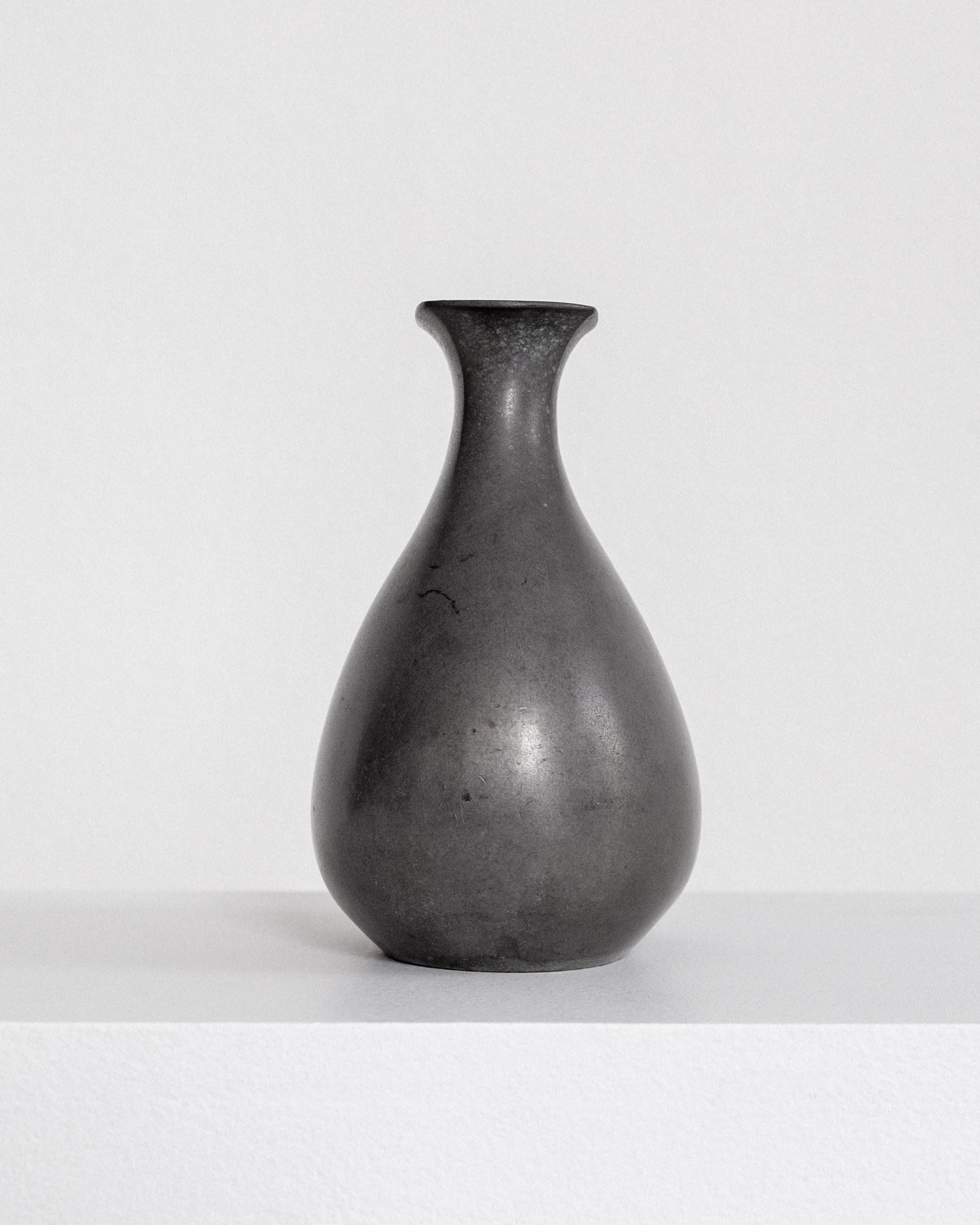 Vase en étain moderniste par GAB, 1937