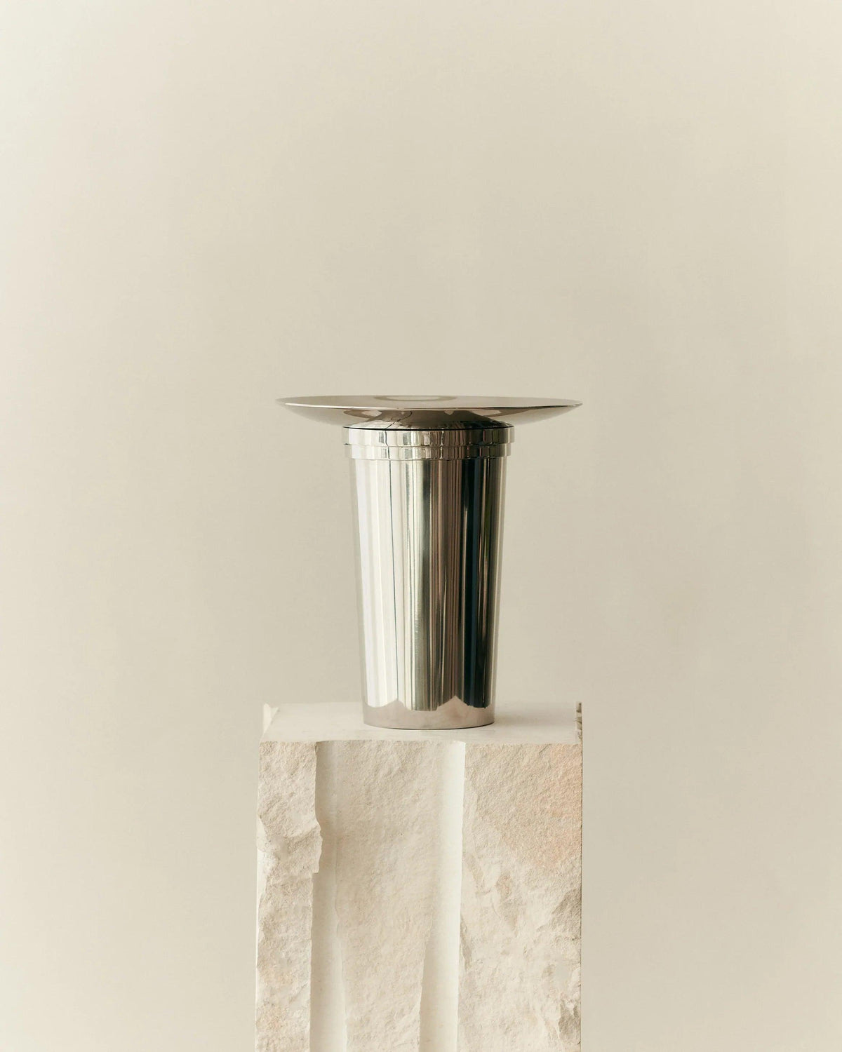 FOUNTAIN VASE 01 — side angle