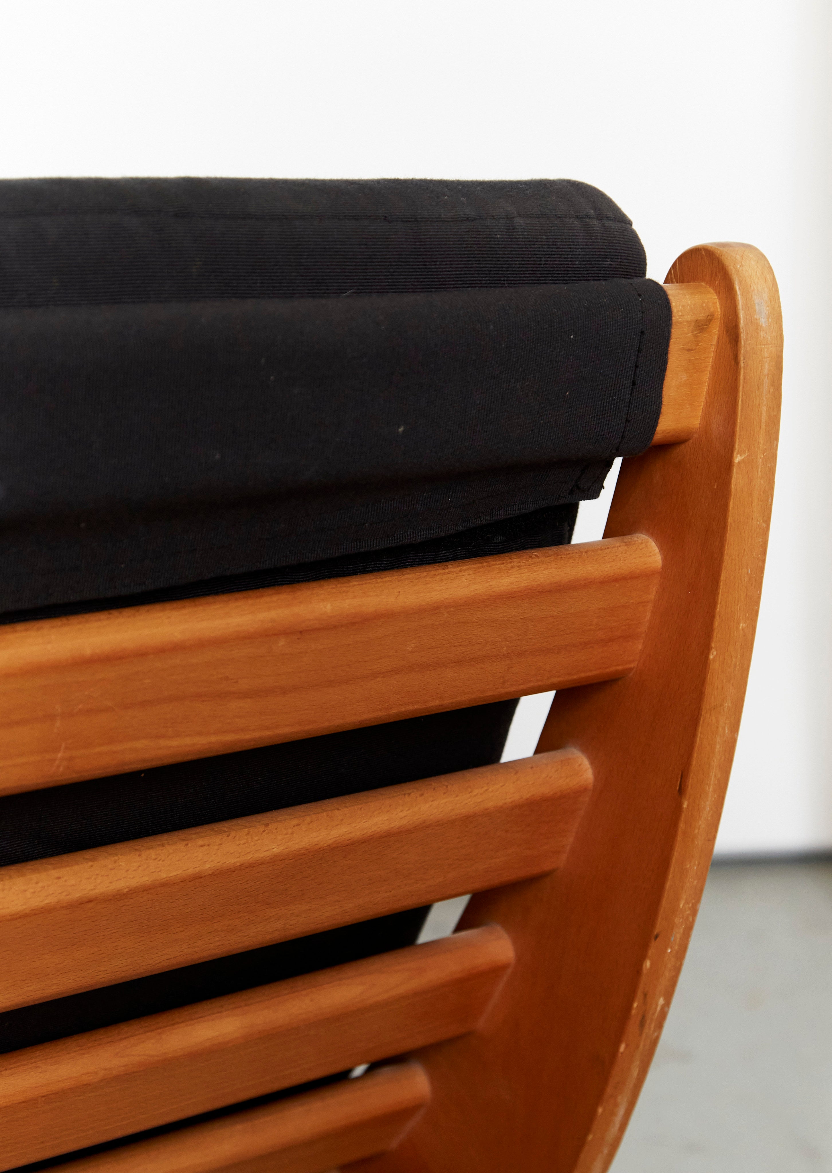 Tandem Relaxer 2for2 Rocking Chair by Verner Panton for Rosenthal — close-up of wooden slats and black fabric cushion