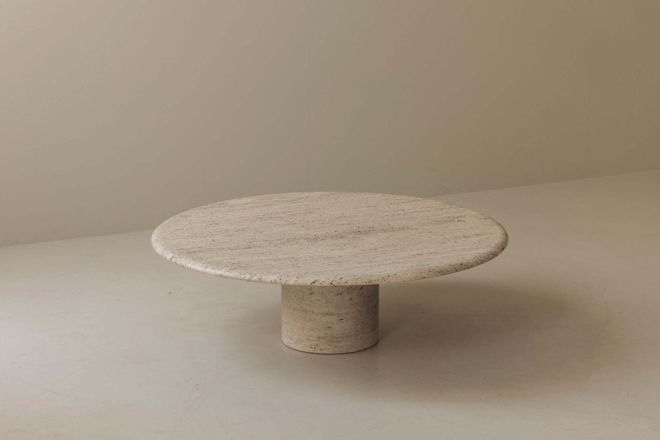 Travertine round coffee table by Angelo Mangiarotti, Italy 1970s — detail view