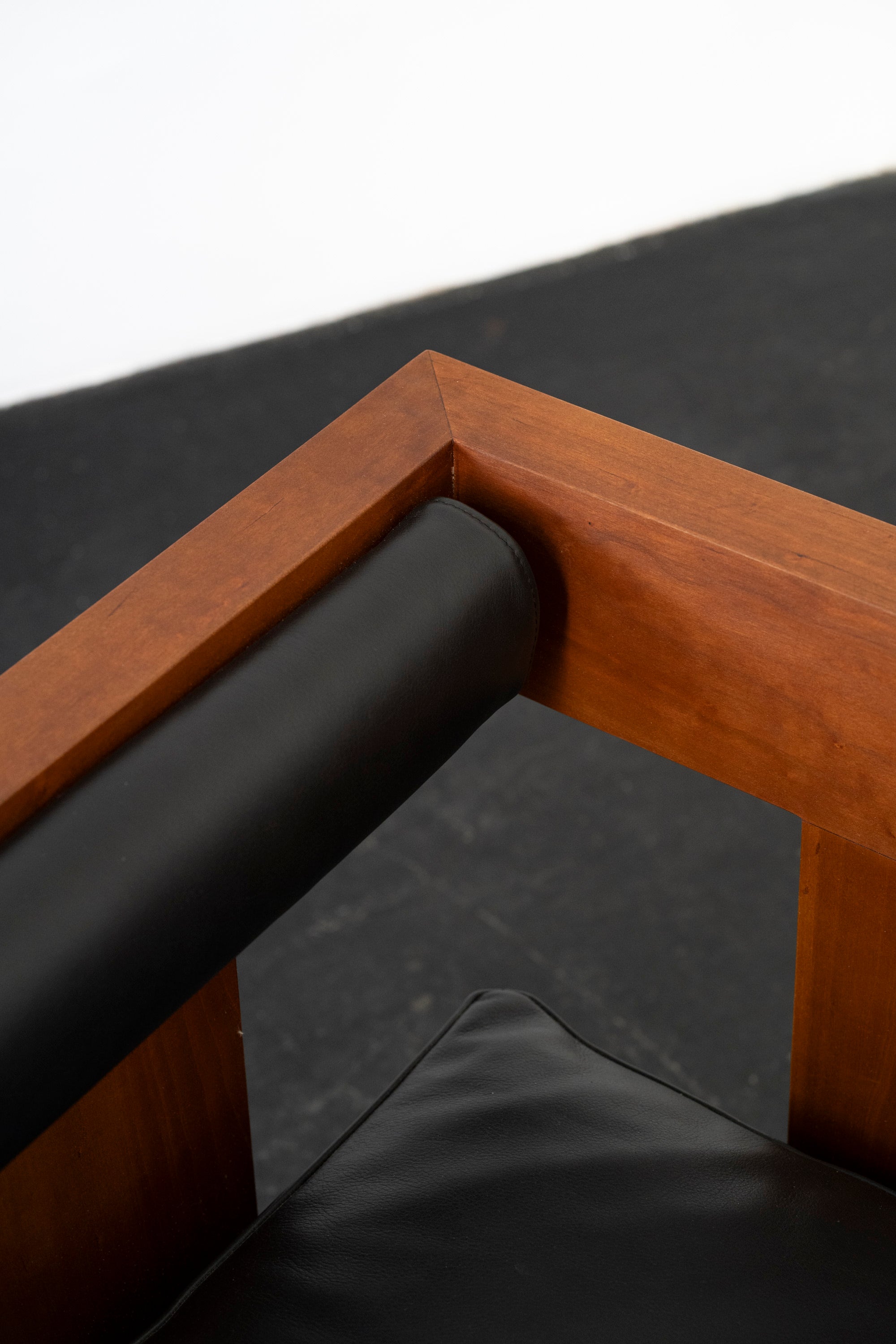 Tripod Lounge Chair | DN_S2506 — close-up of wooden armrest and black leather