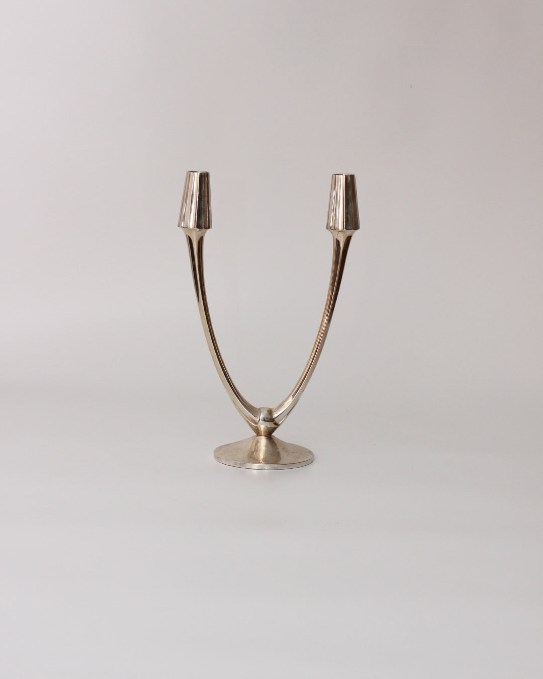 Pareja Candelabros Alpaca — modern candle holders on neutral background
