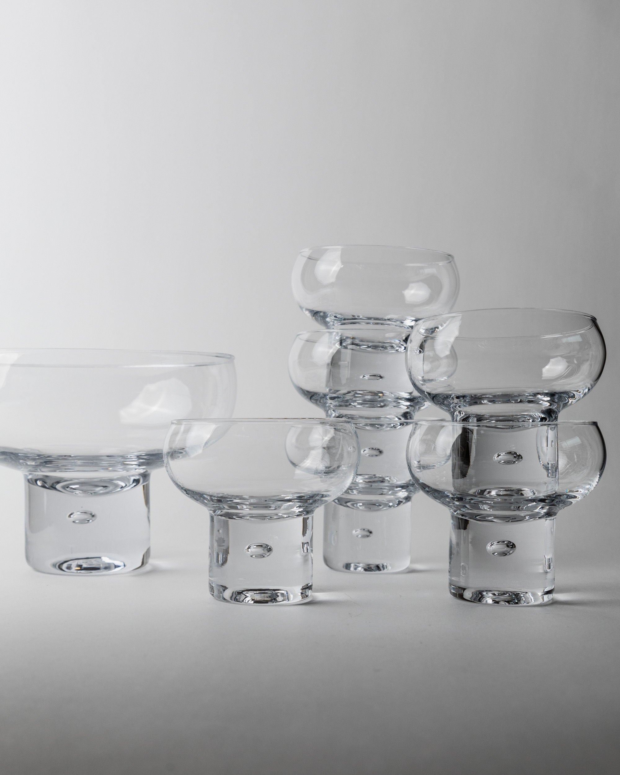 Set of 6 Glasses and 1 Bowl by Vicke Lindstrand, Italy 1960s — close-up of clear glass with rounded shapes
