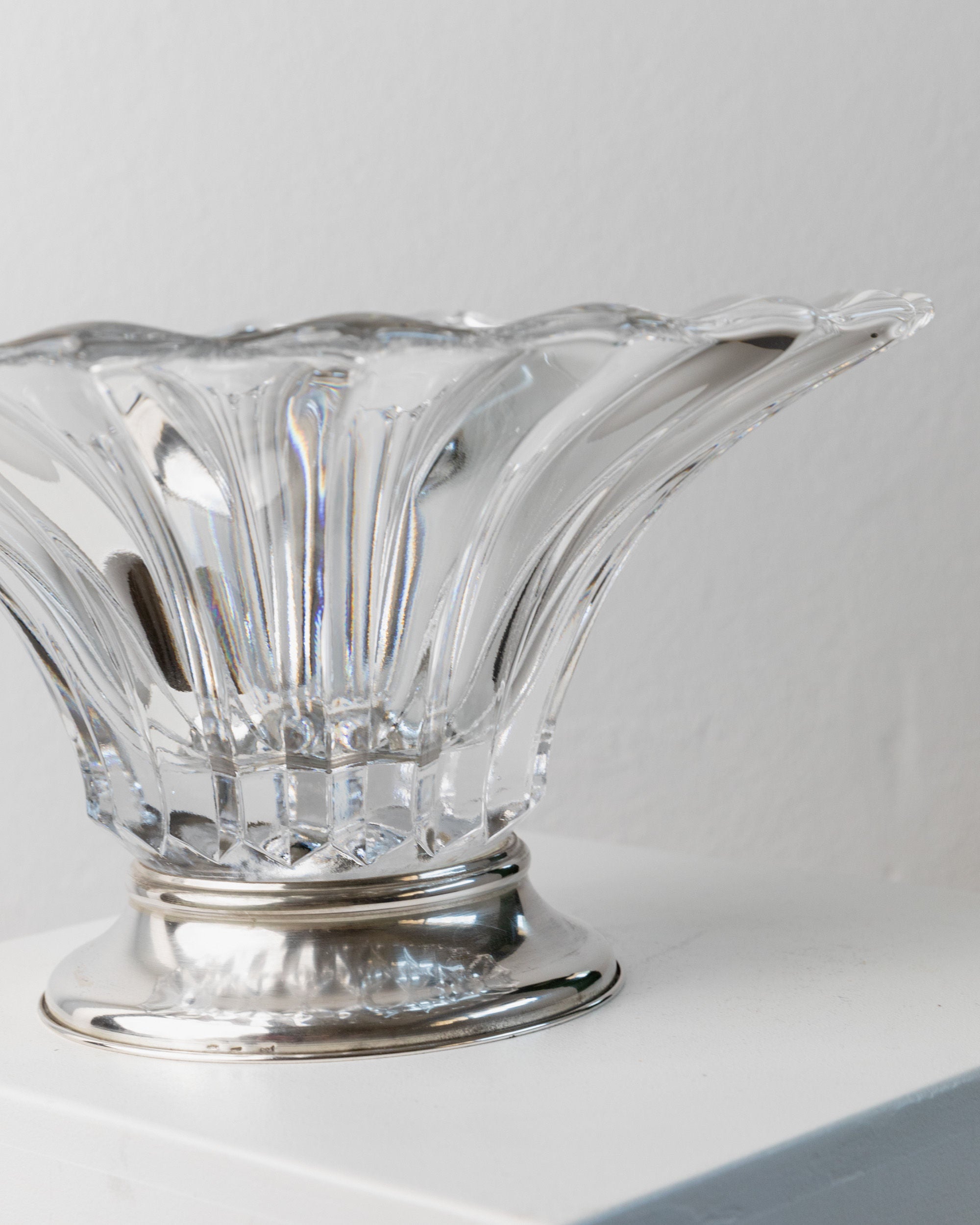 Large Crystal Glass Bowl, Italy 1940s — side view on white pedestal