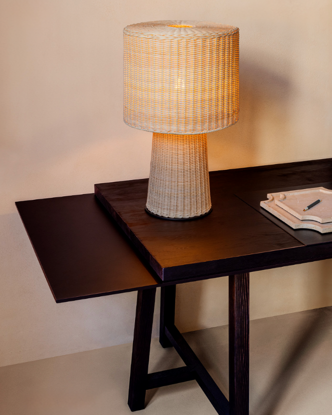 EOLIE woven rattan table lamp with cylindrical shade on dark wood desk