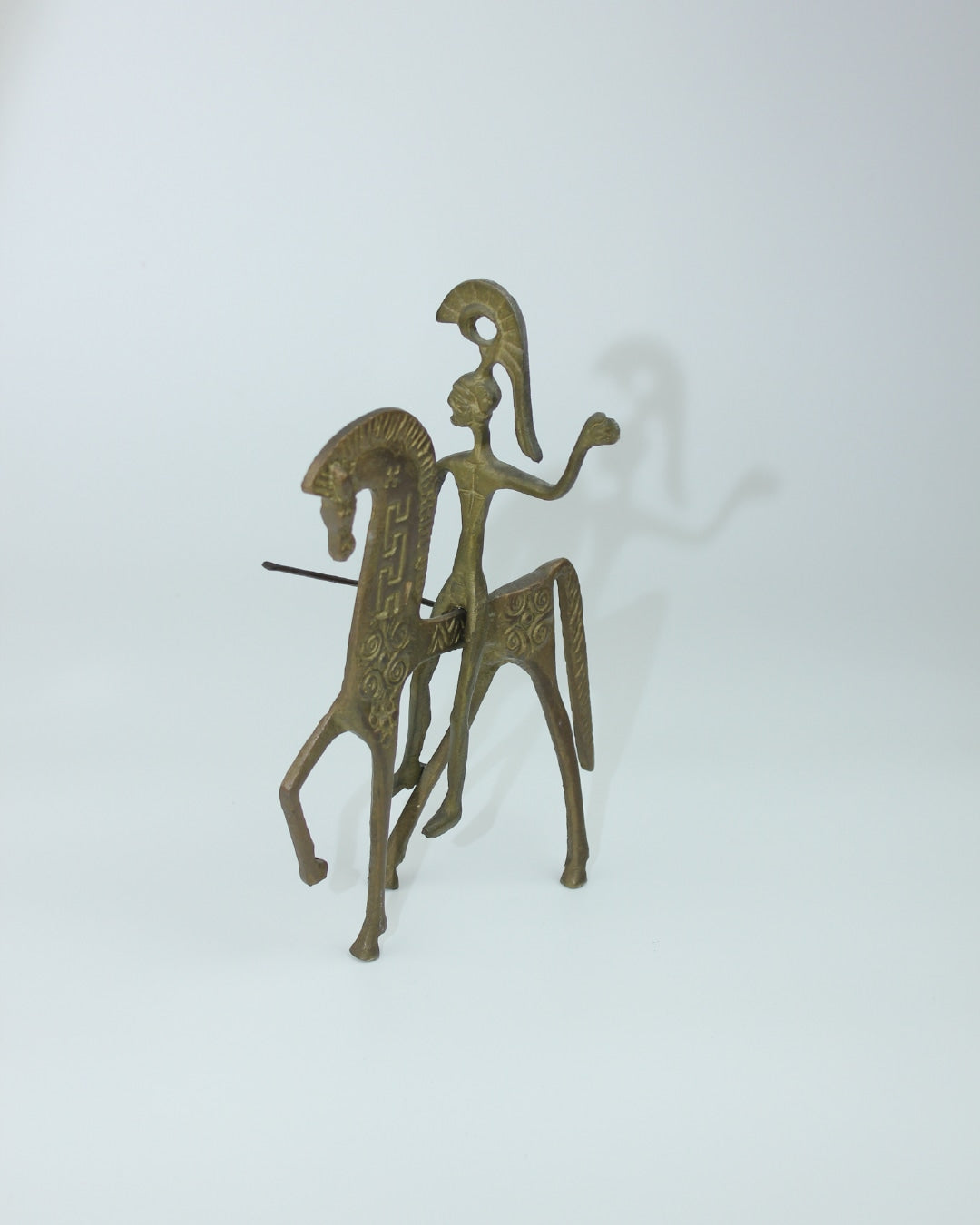 Escultura Ecuestre Latón — top view of brass sculpture on white background