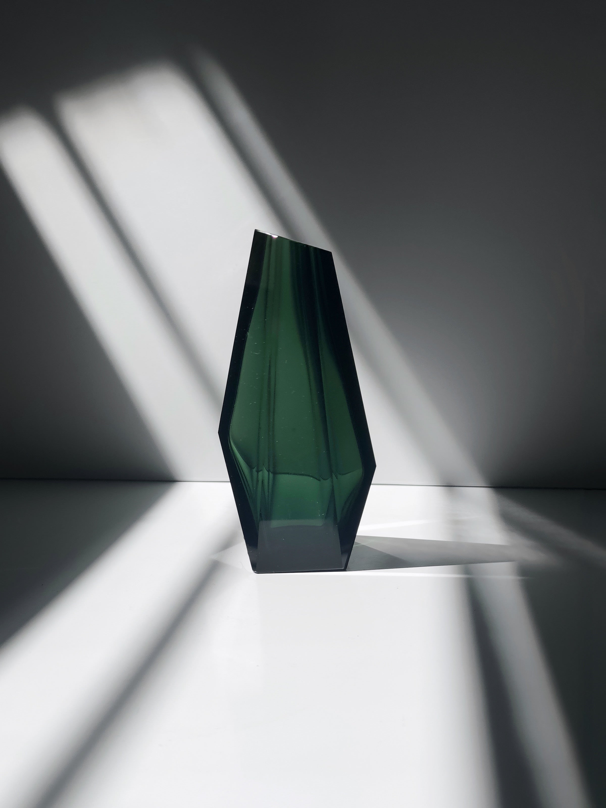Emerald color vase - French Art deco 1940s — detail view