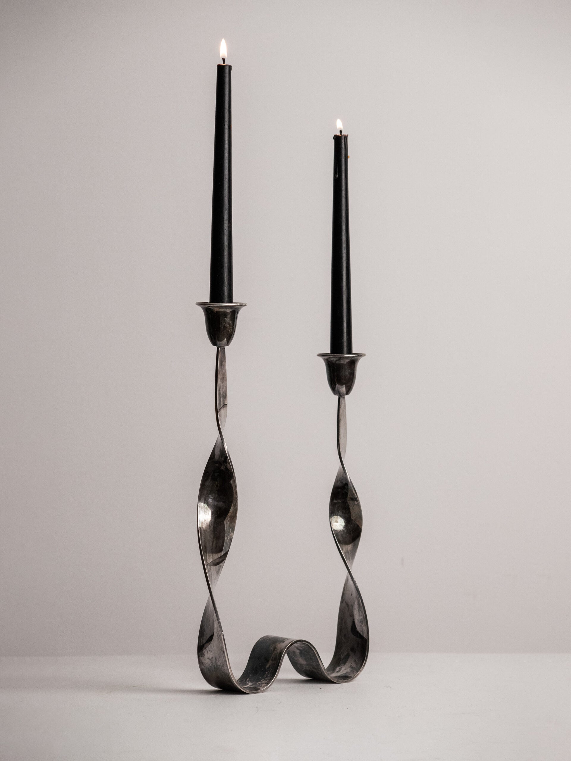 Guido Niest Cobra Candelabra, Asymmetrical Twisted Ribbon, Silver Plated, Postmodern Italy 1980s — side angle