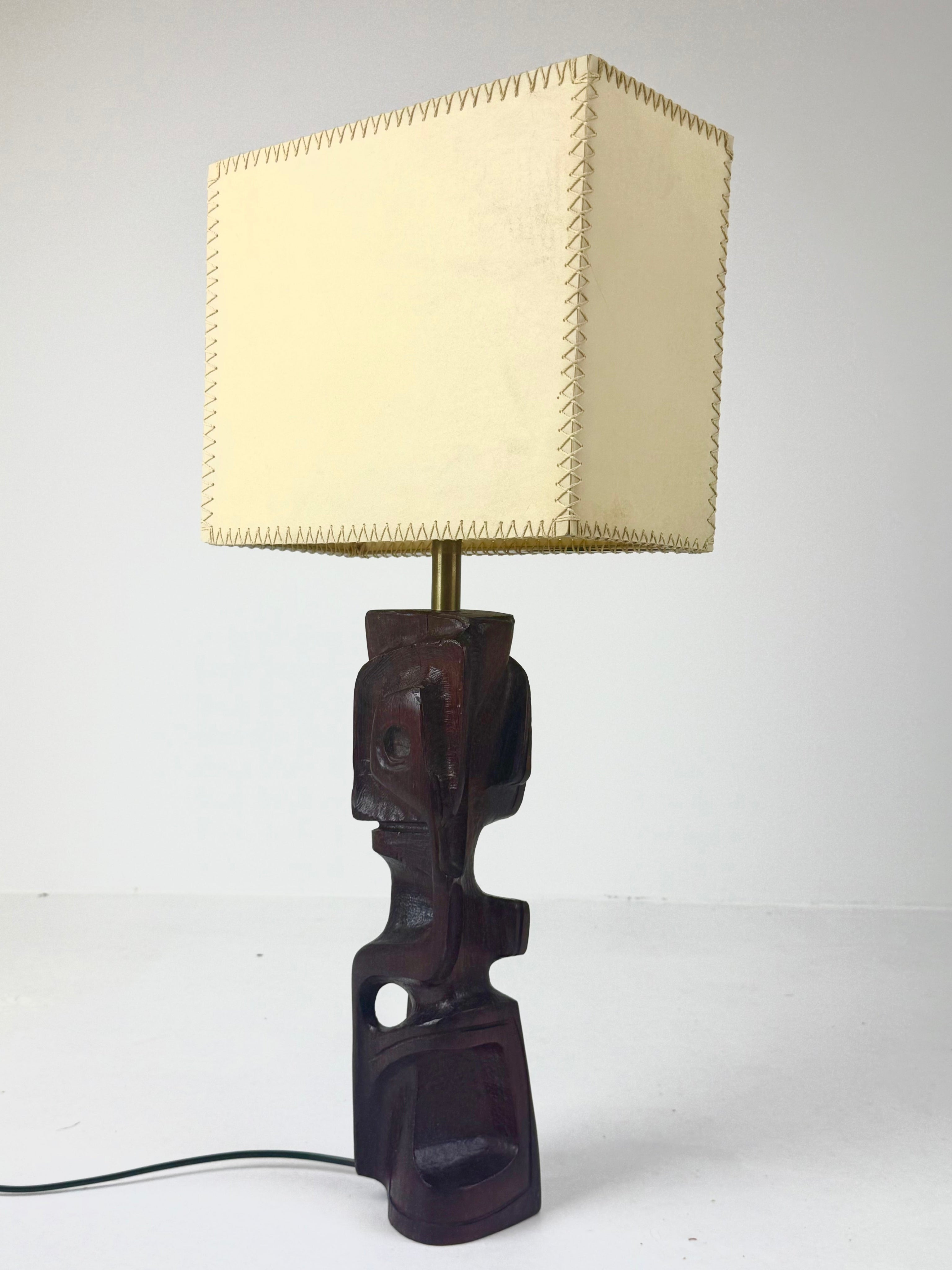 Hand-carved wooden sculptural table lamp by Gianni Pinna — close-up