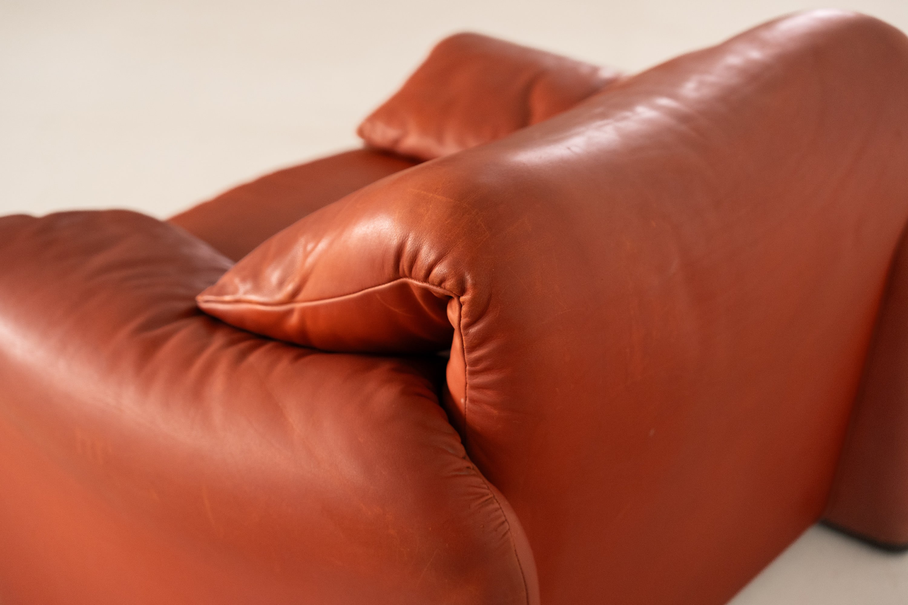 Maralunga Lounge Chair by Vico Magistretti for Cassina — close-up of orange leather upholstery