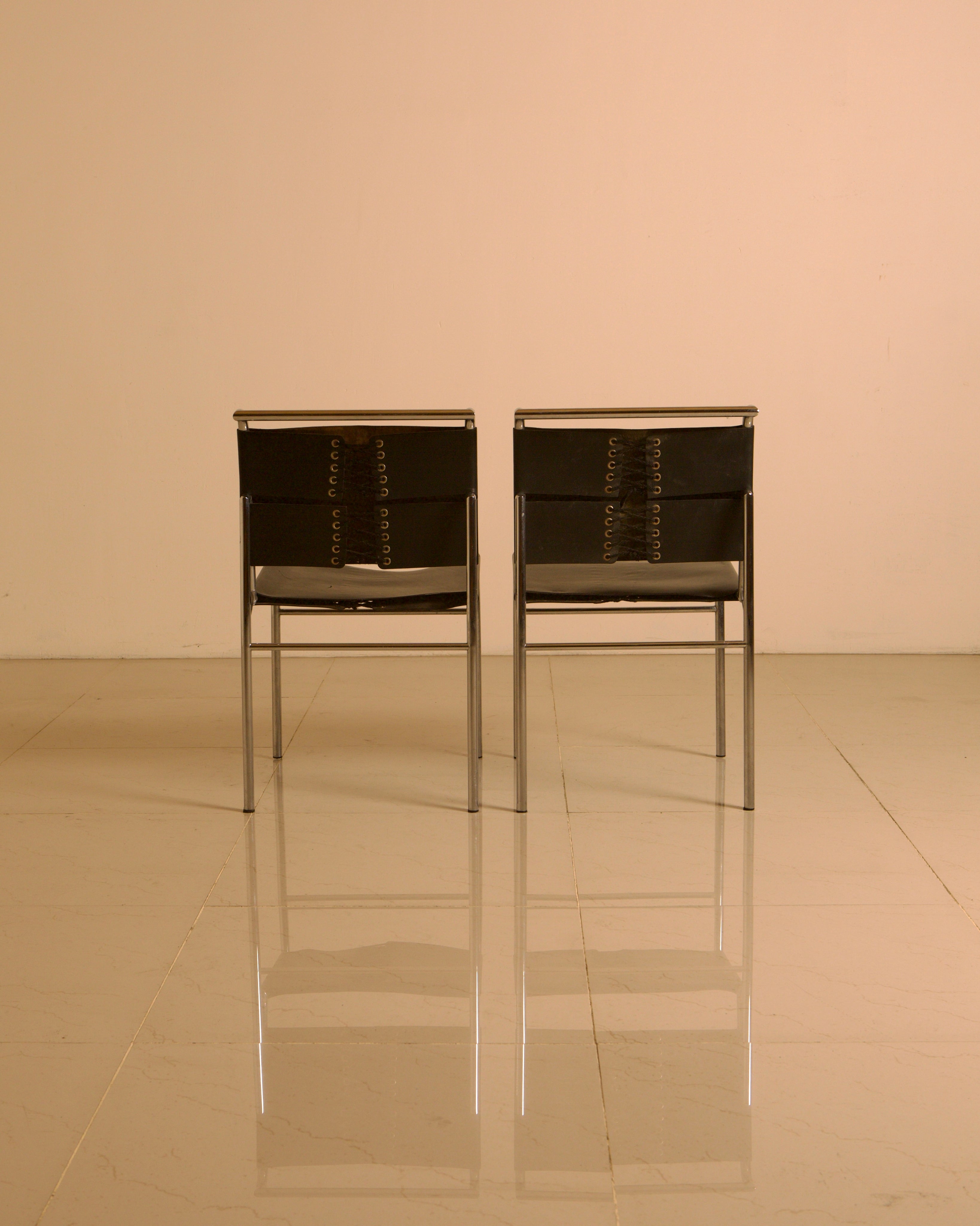 Set of 5 "Roquebrune" chairs in black leather by Eileen Gray 60's — close-up