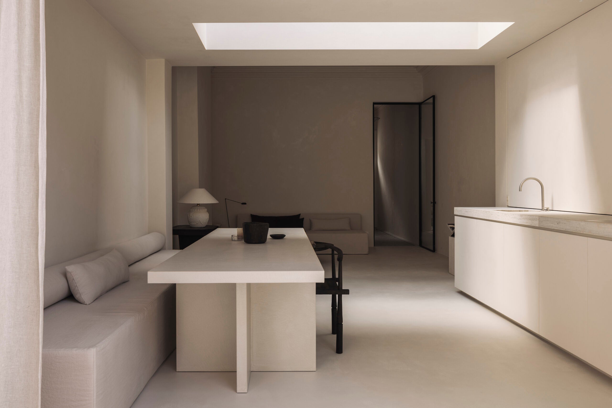 Akari Dining Table  — detail view