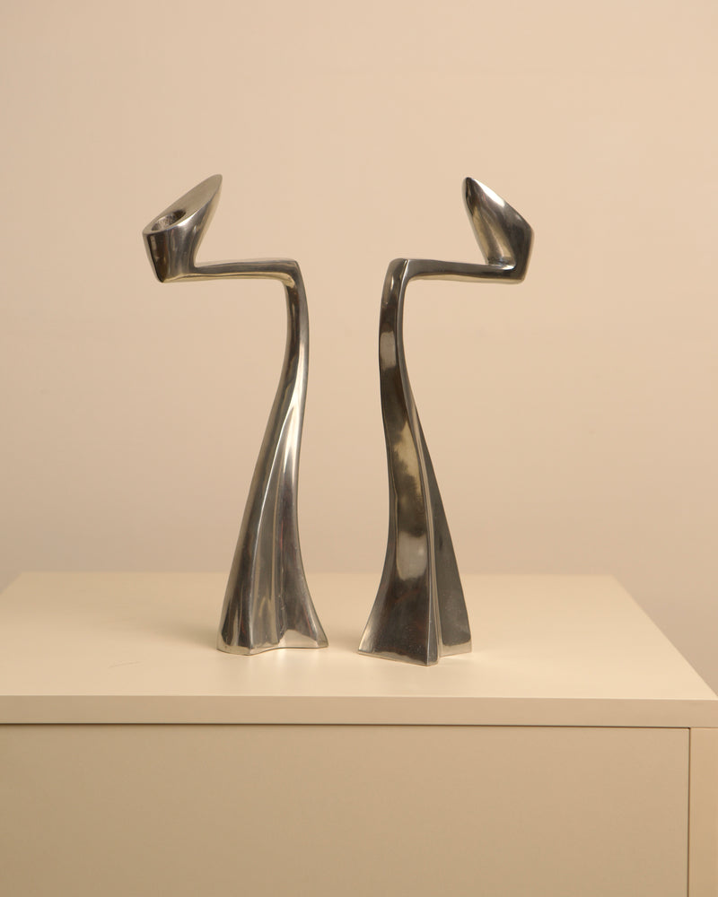 Paire de bougeoirs "Swan" par Matthew Hilton 80's — close-up of polished metal finish