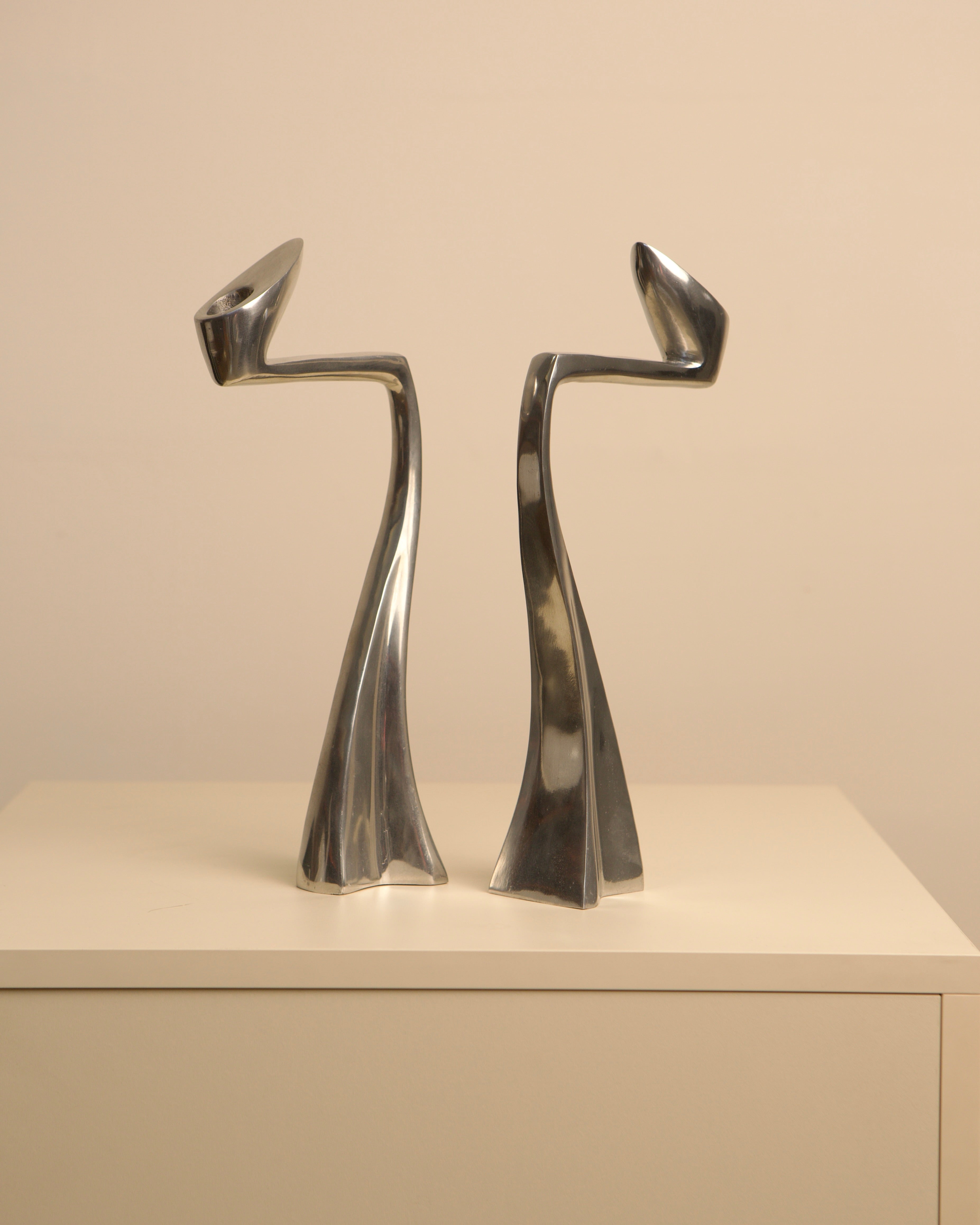 Paire de bougeoirs "Swan" par Matthew Hilton 80's — close-up of polished metal finish
