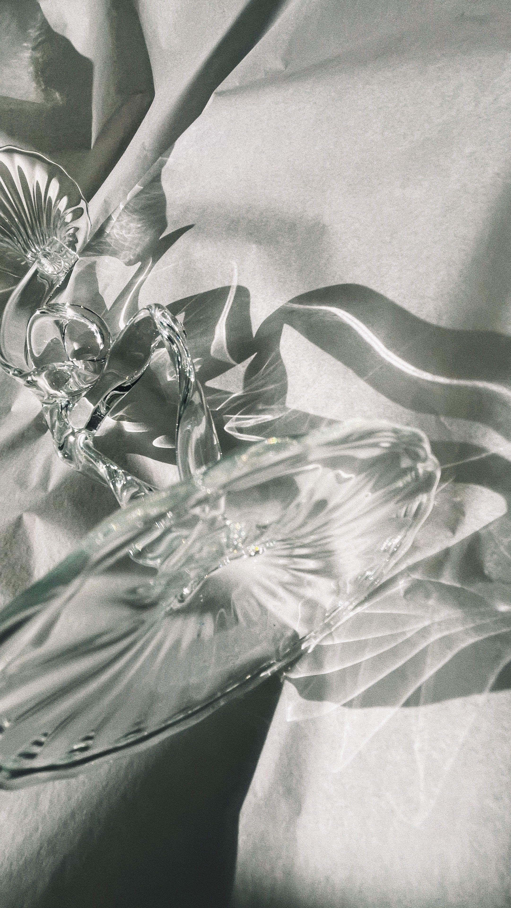 Clear glass ribbon candleholder with floral arrangement detail