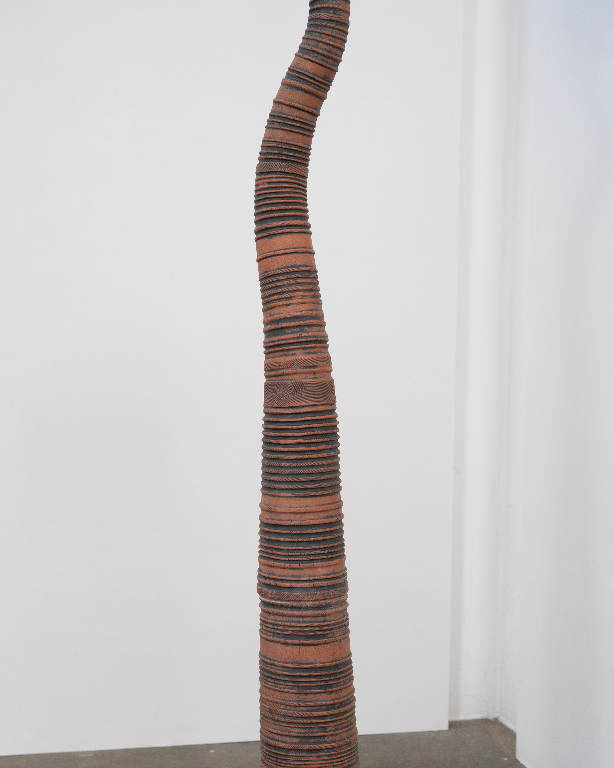 Lampe de sol en terre cuite sculpturale vintage