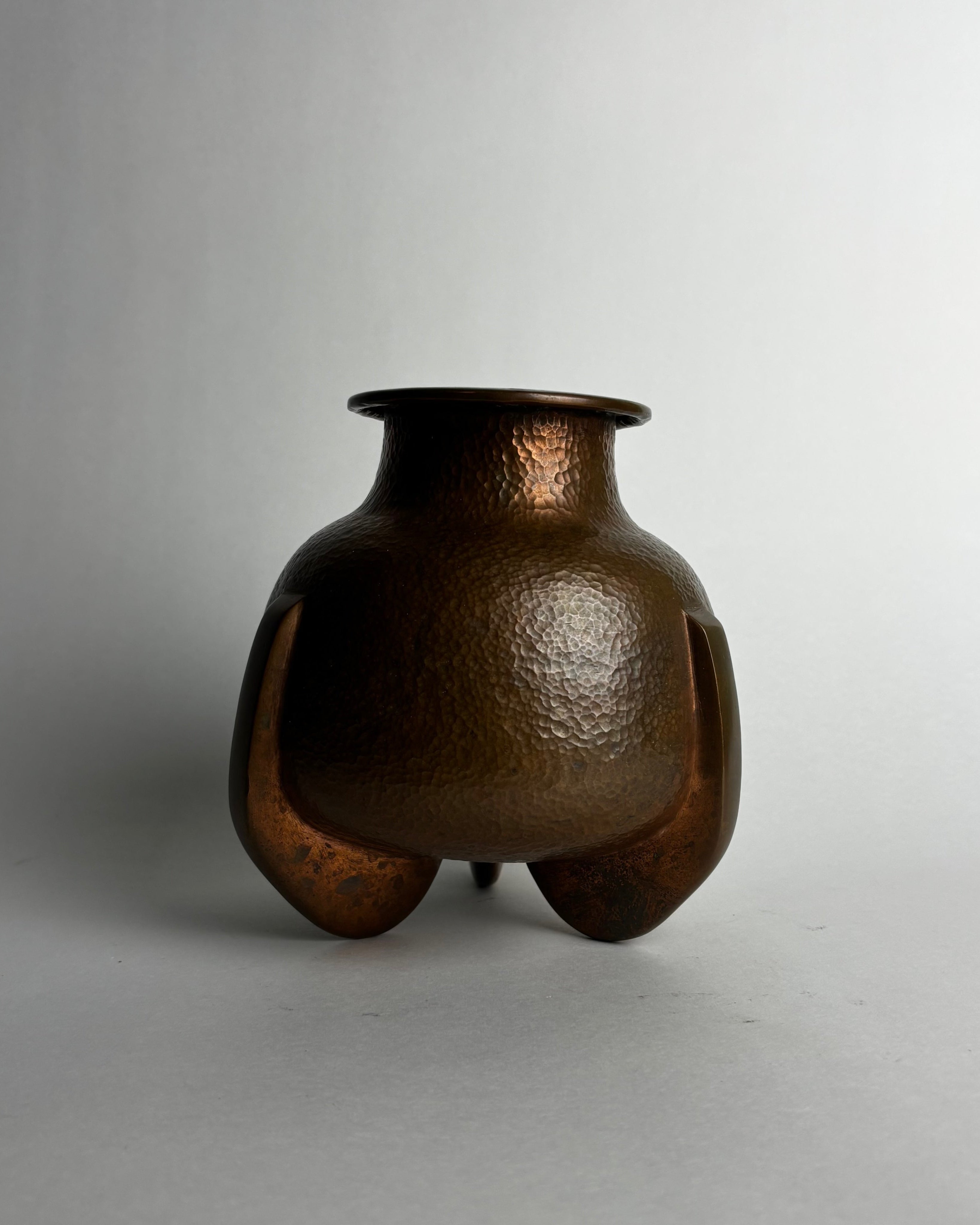 Vintage Vase in Copper - Arts Collection — detail view