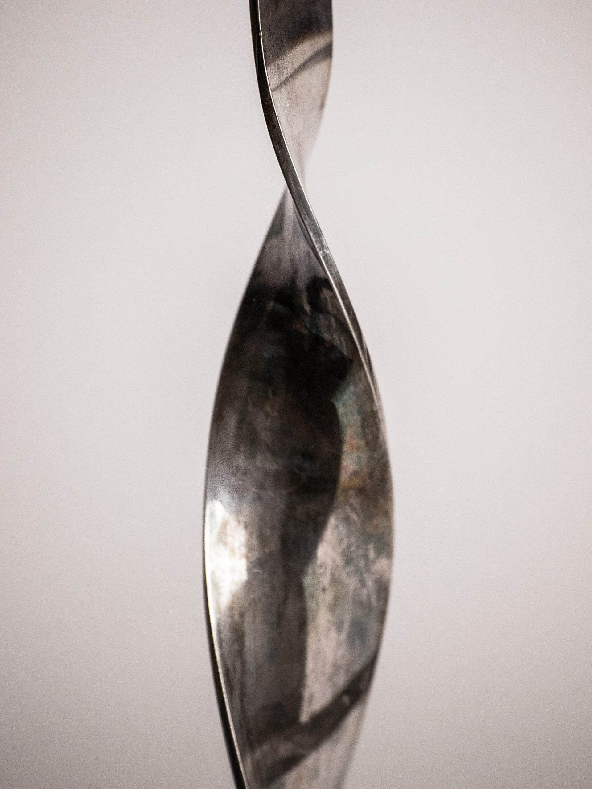Guido Niest Cobra Candelabra, Asymmetrical Twisted Ribbon, Silver Plated, Postmodern Italy 1980s — close-up