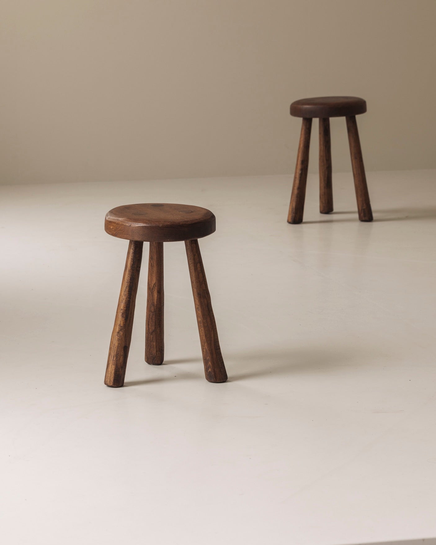 Set of two solid elm tripod stools from France, 1950s — detail view