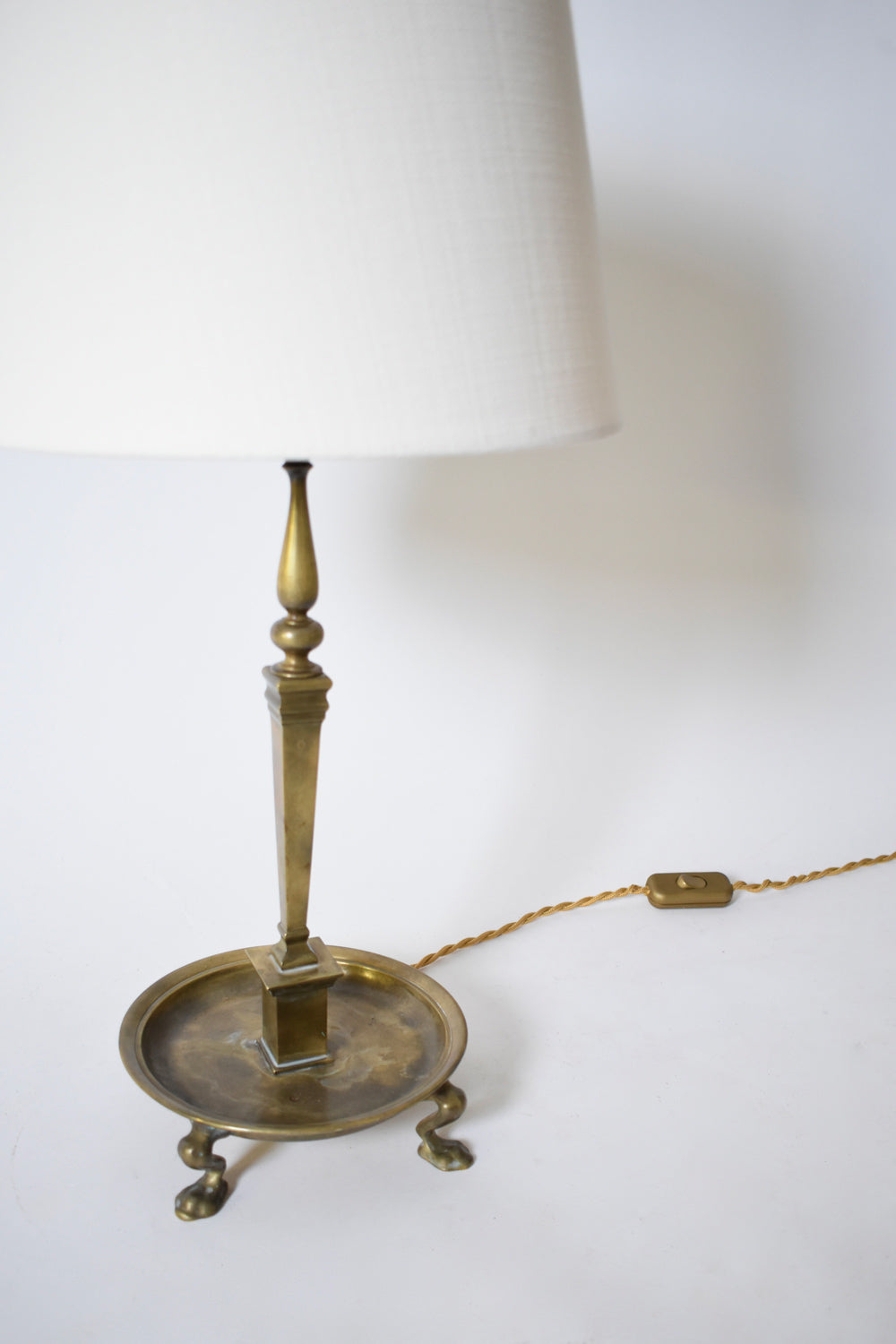 Quadripod lion paws bronze lamp, 1960s — lifestyle setting