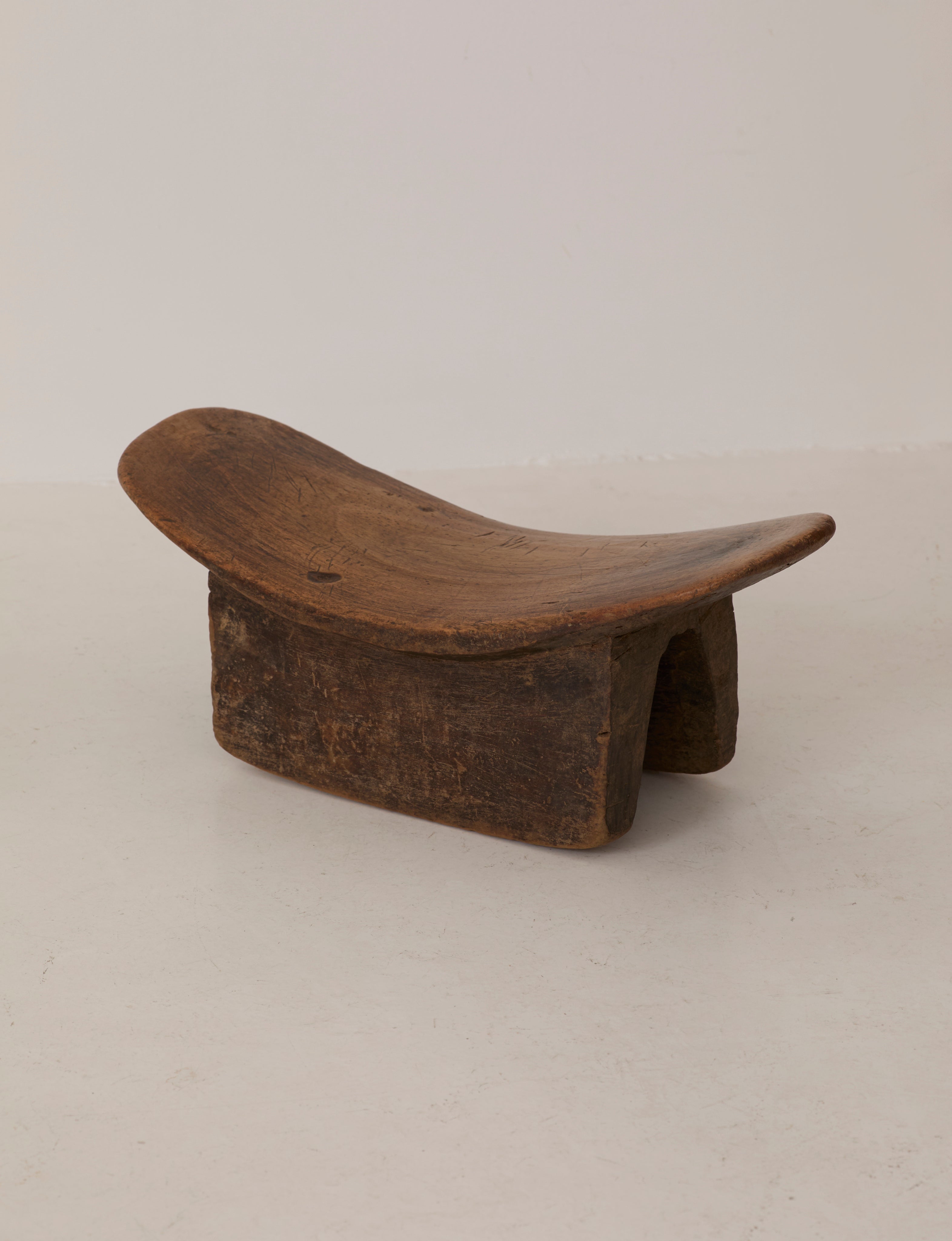 Tabouret Senufo Africain du Milieu du Siècle en Bois Massif