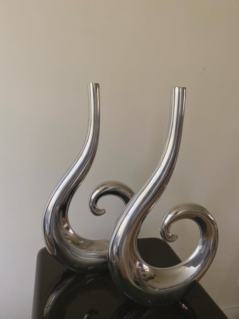 Elegant and organic-shaped Curly Vase made of high-quality porcelain