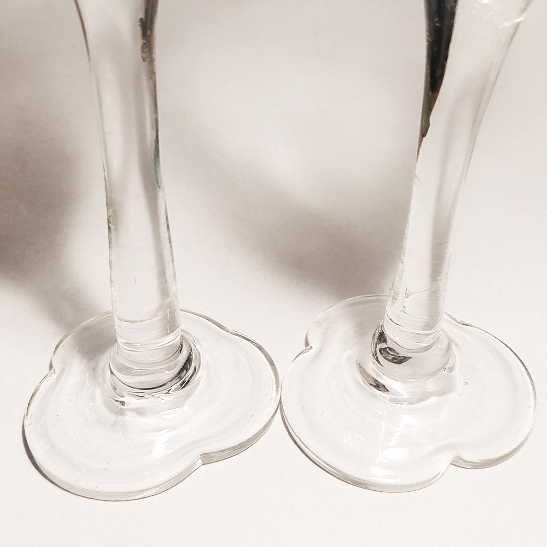  Pair of stylish, modern champagne flutes made from high-quality, durable bubble glass material 