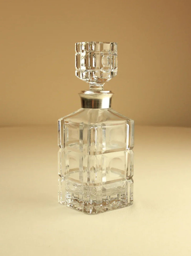  Luxurious whiskey decanter with a vintage Art Deco design, featuring a stunning crystal stopper and a timeless, sophisticated aesthetic