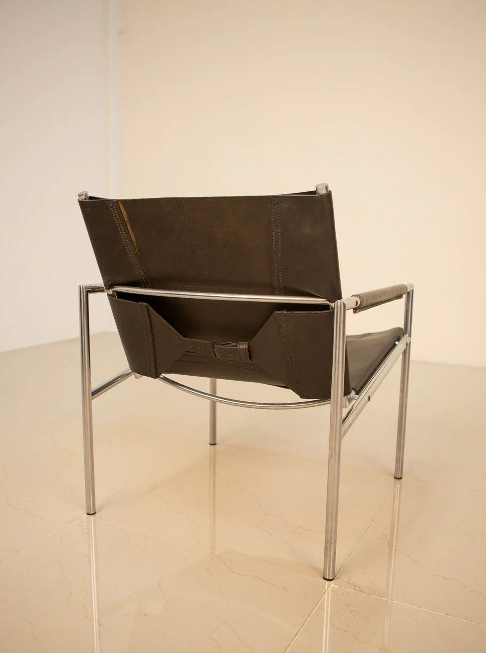  High-quality designer armchair in black leather for modern interiors