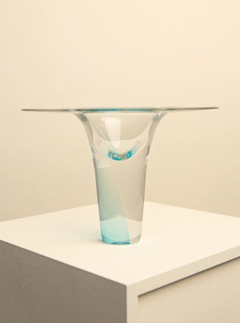 Chapeau Vase by Salviati for TIFFANY & CO 60's, a vibrant and elegant hand-blown glass vase with a wide, flared rim, showcasing intricate craftsmanship and timeless design