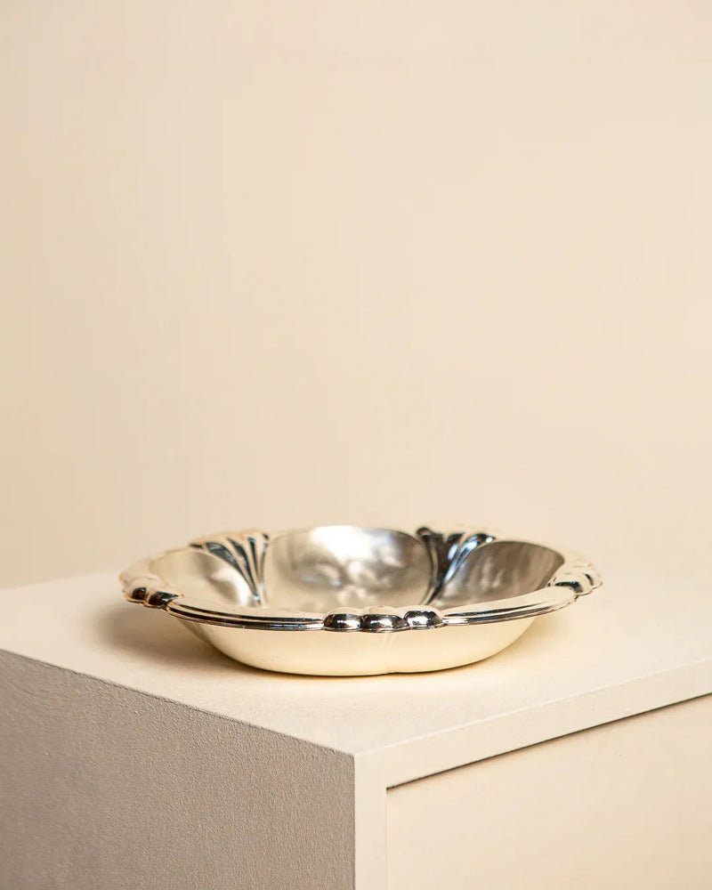  Retro 80's Metal Nacrée Fruit Basket in Shiny Silver with Unique Woven Pattern
