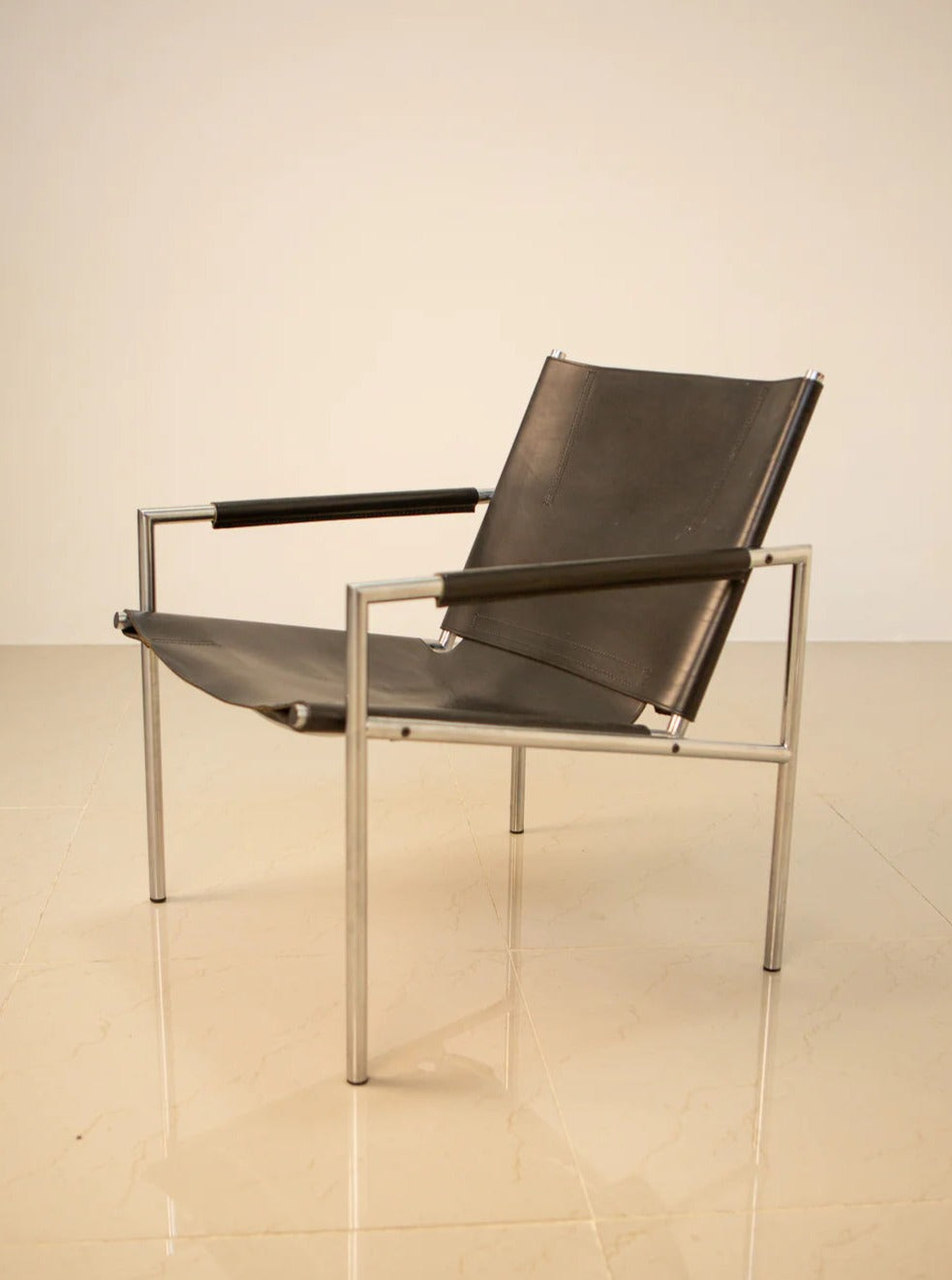 Comfortable and stylish SZ02 Armchair Black Leather by Martin Visser for Spectrum in upscale waiting room