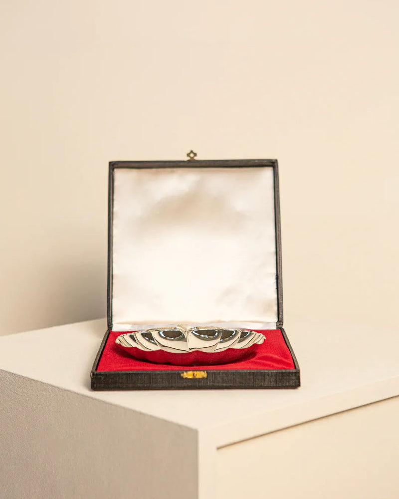 Vintage Italian Silver Plated Scallop Tray from the 80's, elegant and timeless home decor piece