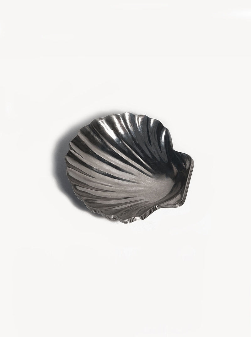 Six charming shell-shaped dishes ideal for serving appetizers and desserts