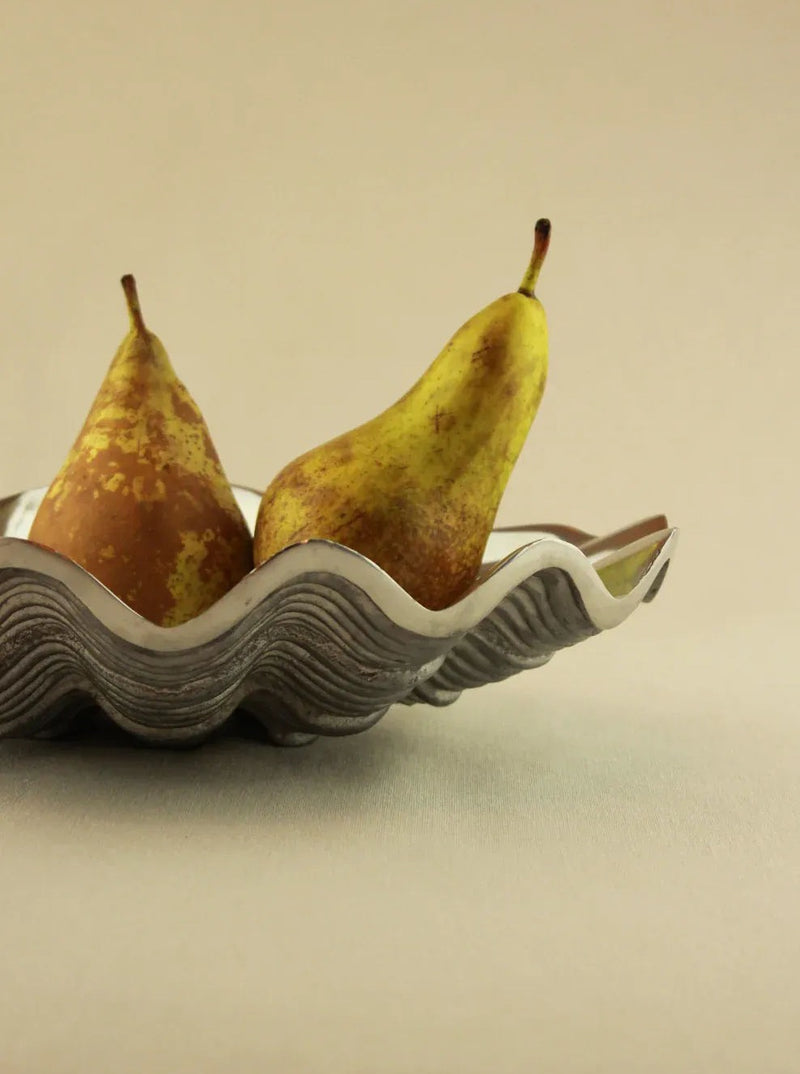 Handcrafted Shell Decorative Bowl with Elegant Beach-inspired Design
