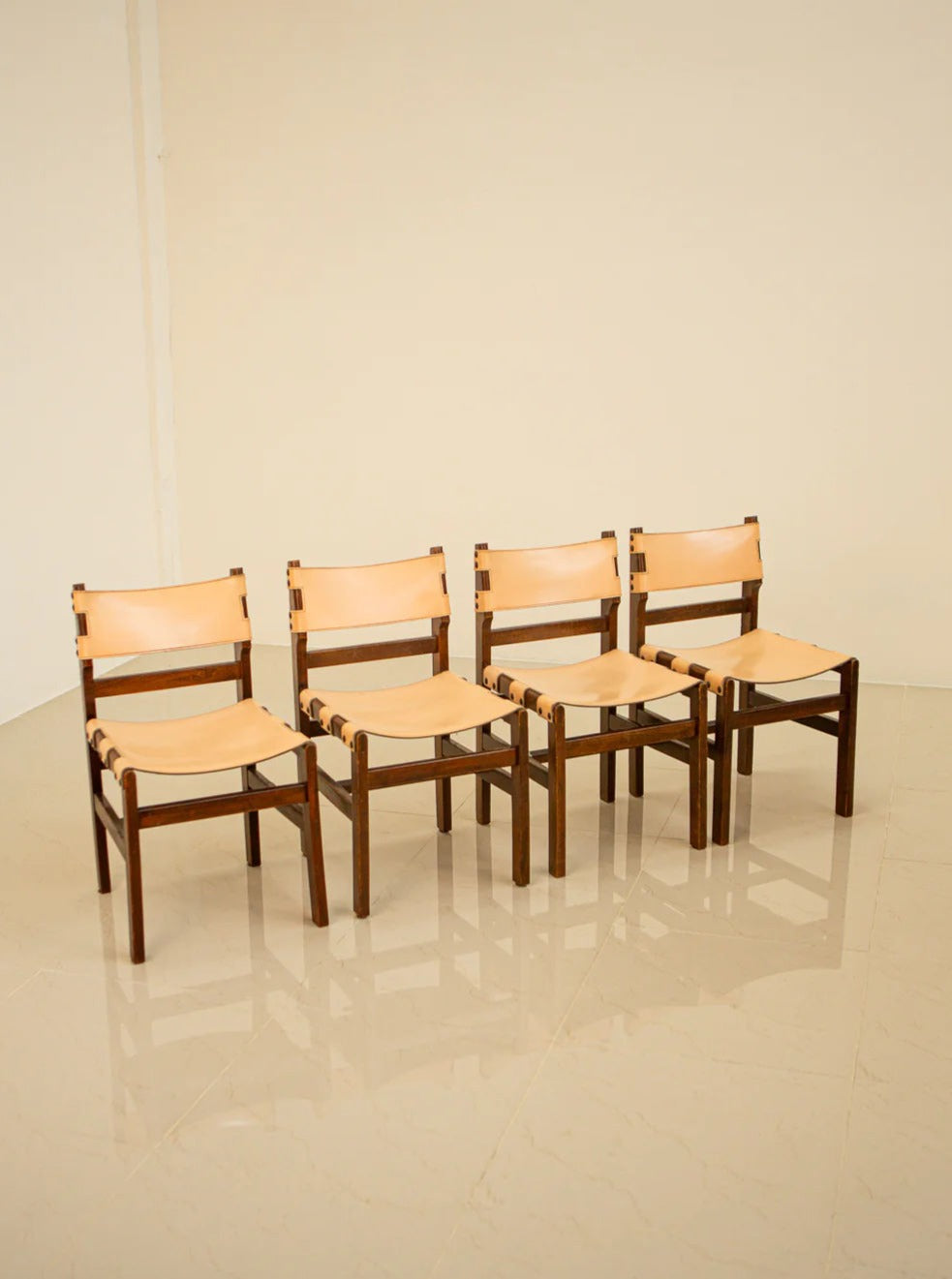 Suite de 4 chaises en bois pour Maison Regain années 70