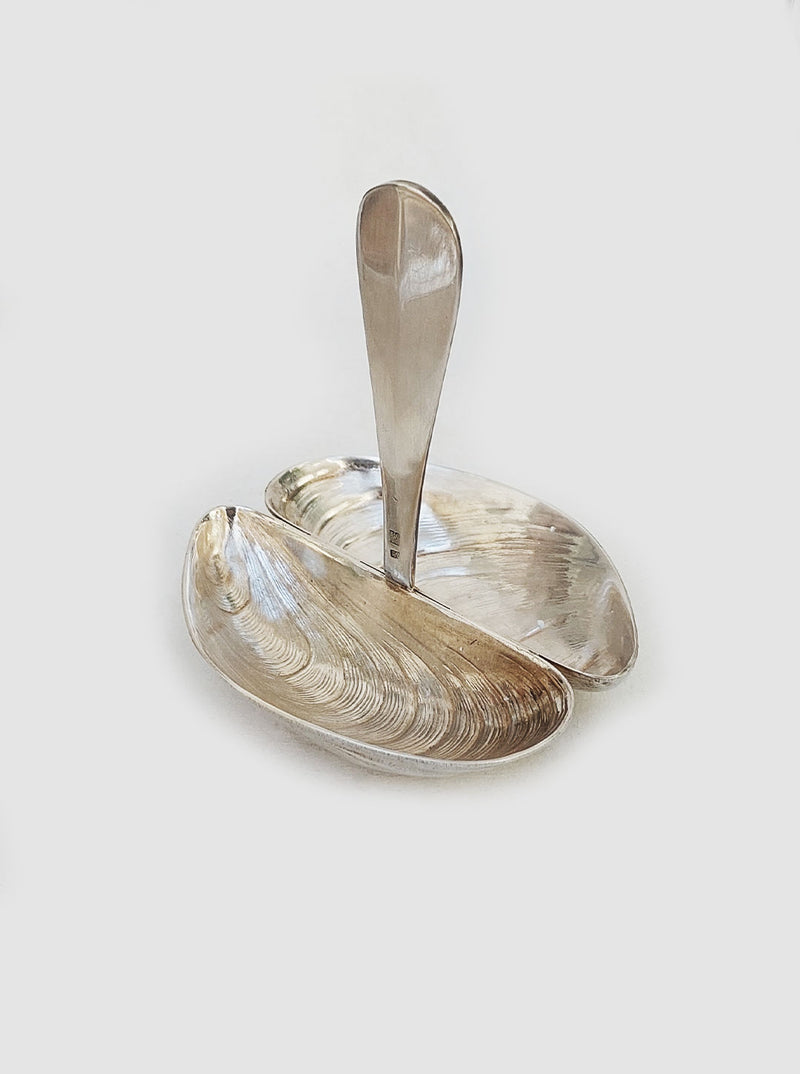 Shell-shaped salt and pepper shakers made of durable ceramic material