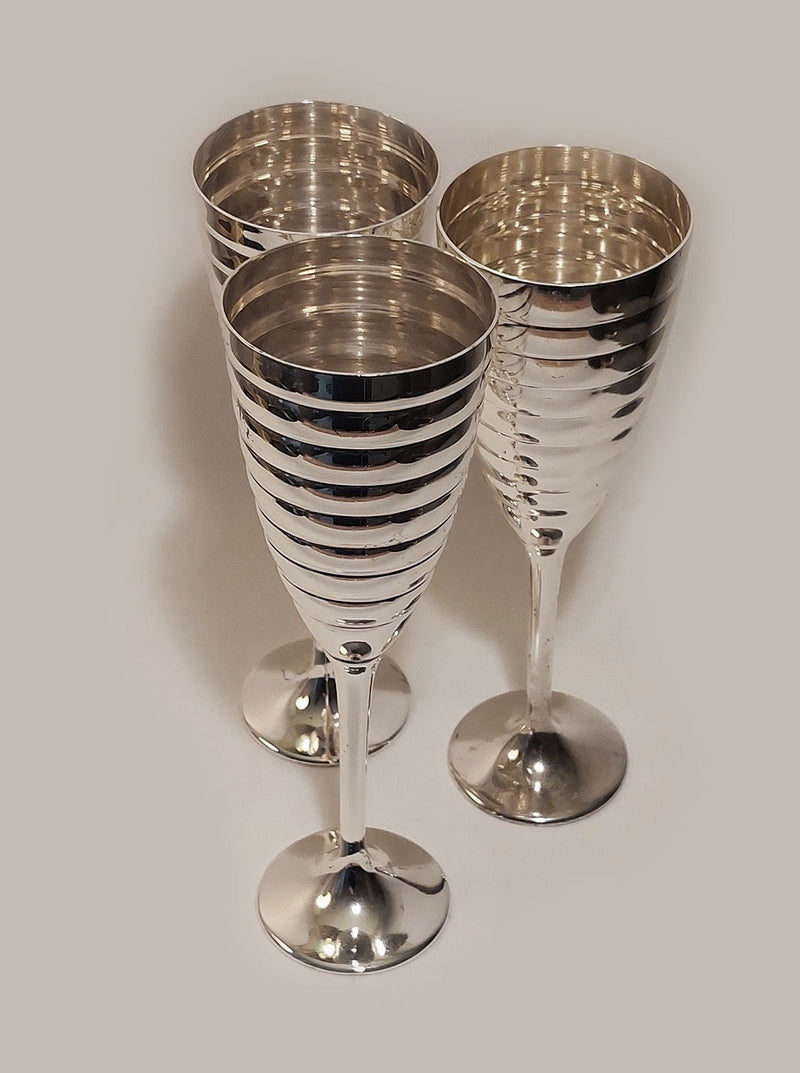 Set of 6 elegant champagne glasses made of silver-plated metal