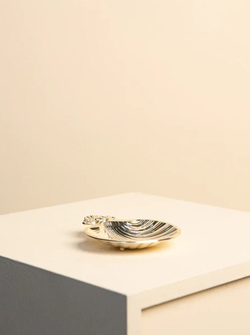 Vintage Italian Shell Vide Poche 80's in white ceramic with gold trim and intricate design