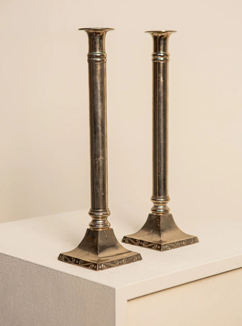 Metal candleholders Ligne 80's in gold finish with geometric design 